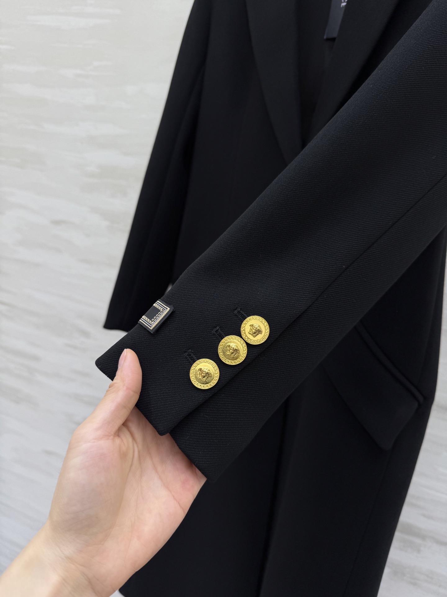 #versac♡黑色西装式大衣 经典长款设计 金色纽扣超有辨识度 剪裁利落 西装翻领 对称口袋 实用又时
