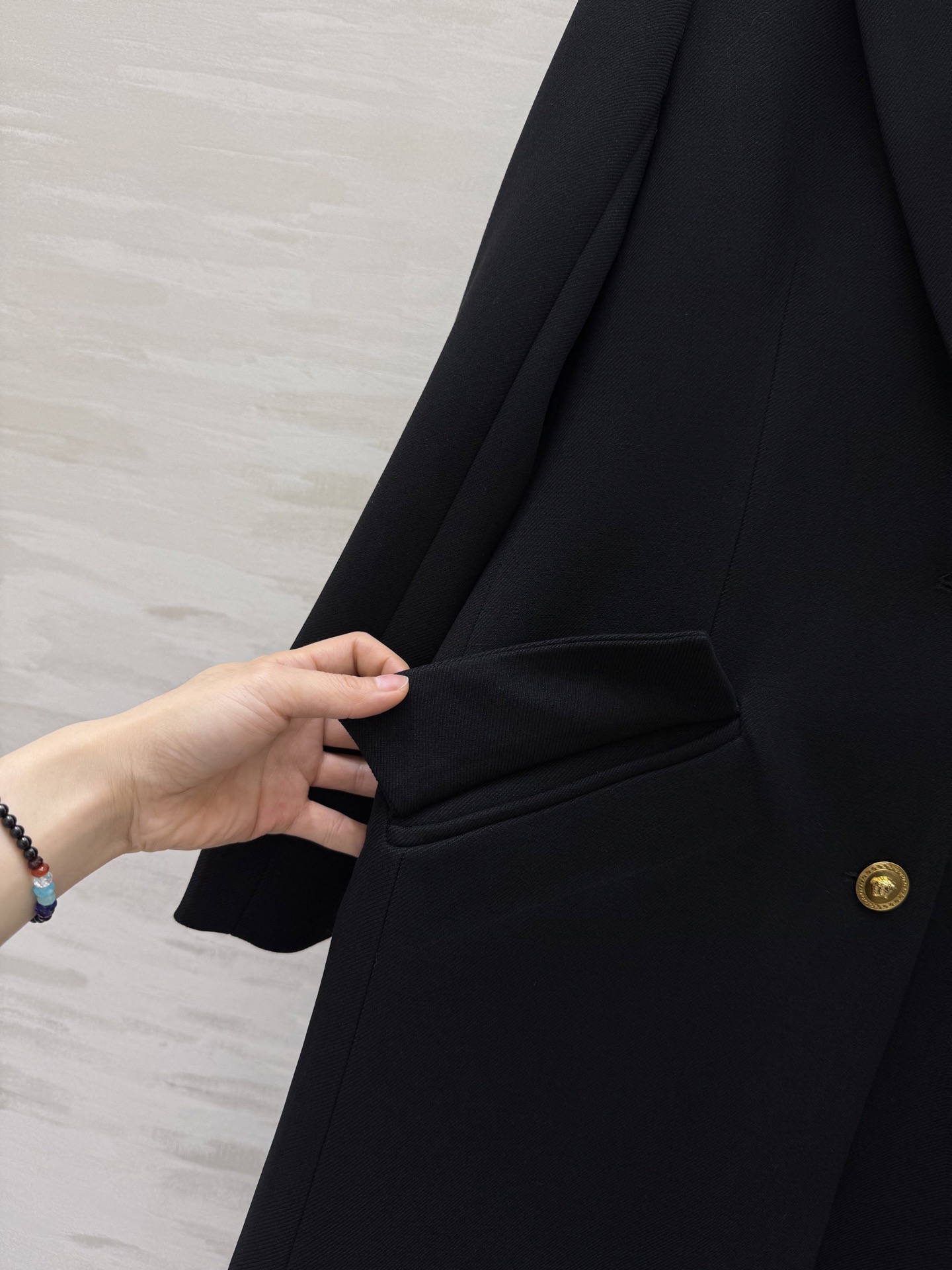 #versac♡黑色西装式大衣 经典长款设计 金色纽扣超有辨识度 剪裁利落 西装翻领 对称口袋 实用又时