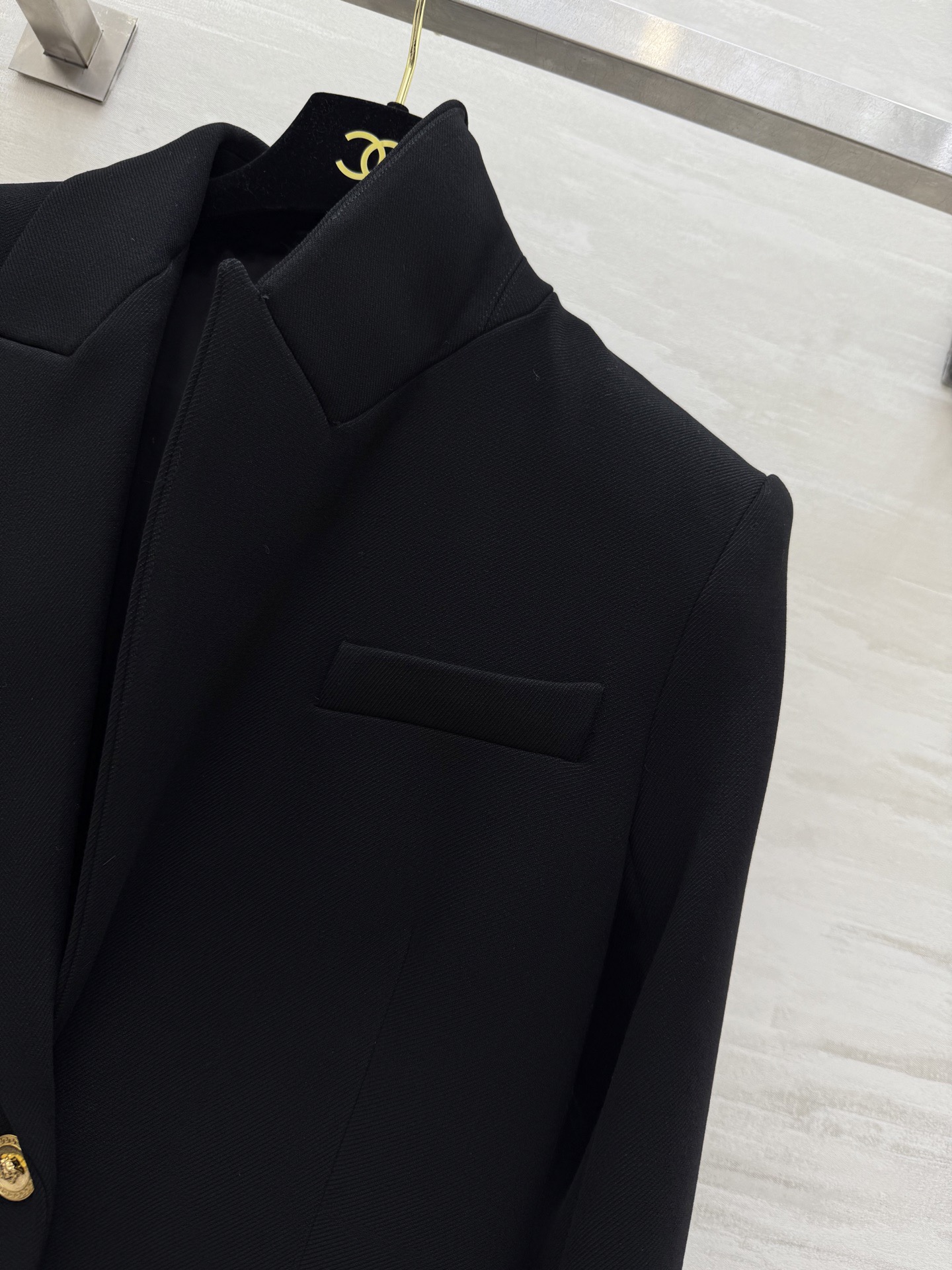 #versac♡黑色西装式大衣 经典长款设计 金色纽扣超有辨识度 剪裁利落 西装翻领 对称口袋 实用又时