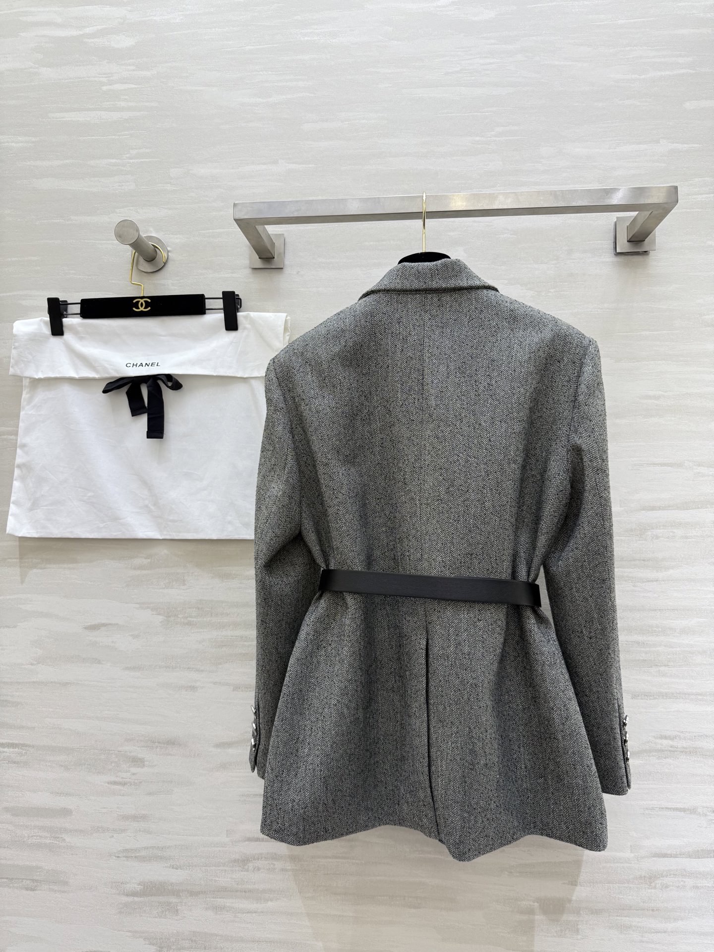 #Chane♡²⁶早春新款 收腰西装外套 羊毛混纺面料 单排扣＋翻领设计 黑色皮质腰带配双C金属扣 收腰