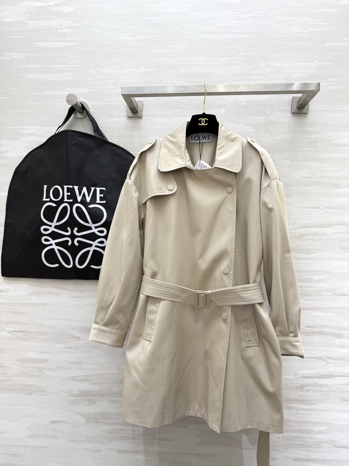 NO:710248,#Loew new minimalist style windbreaker jacket, high quality customization, available in stock first size S/M/L (S size shoulder width 55, bust 110, length 85),,loewe,jackets & coats,19860909#Loew新款 极简风风衣外套 高品质定制 现货首发sizeS/M/L（s码肩宽55,胸围110,衣长85）,,loewe,jackets & coats,,Women's clothing