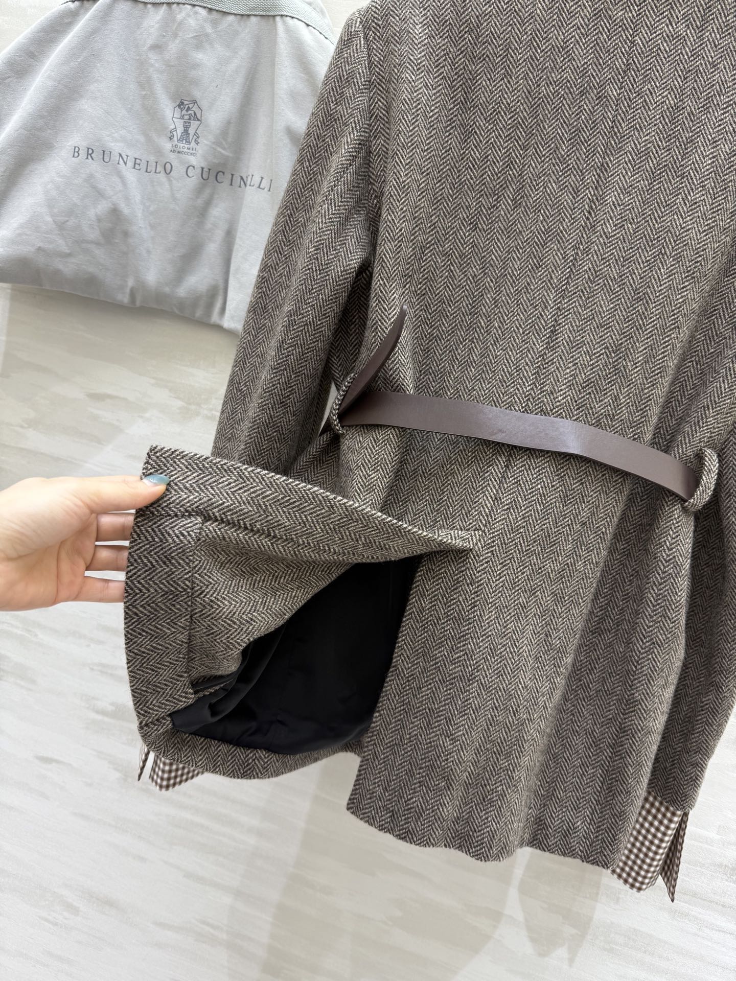 #Brunello Cucinel♡新款 人字纹羊毛西装外套 这款西装外套来自意大利奢侈品牌Brunel
