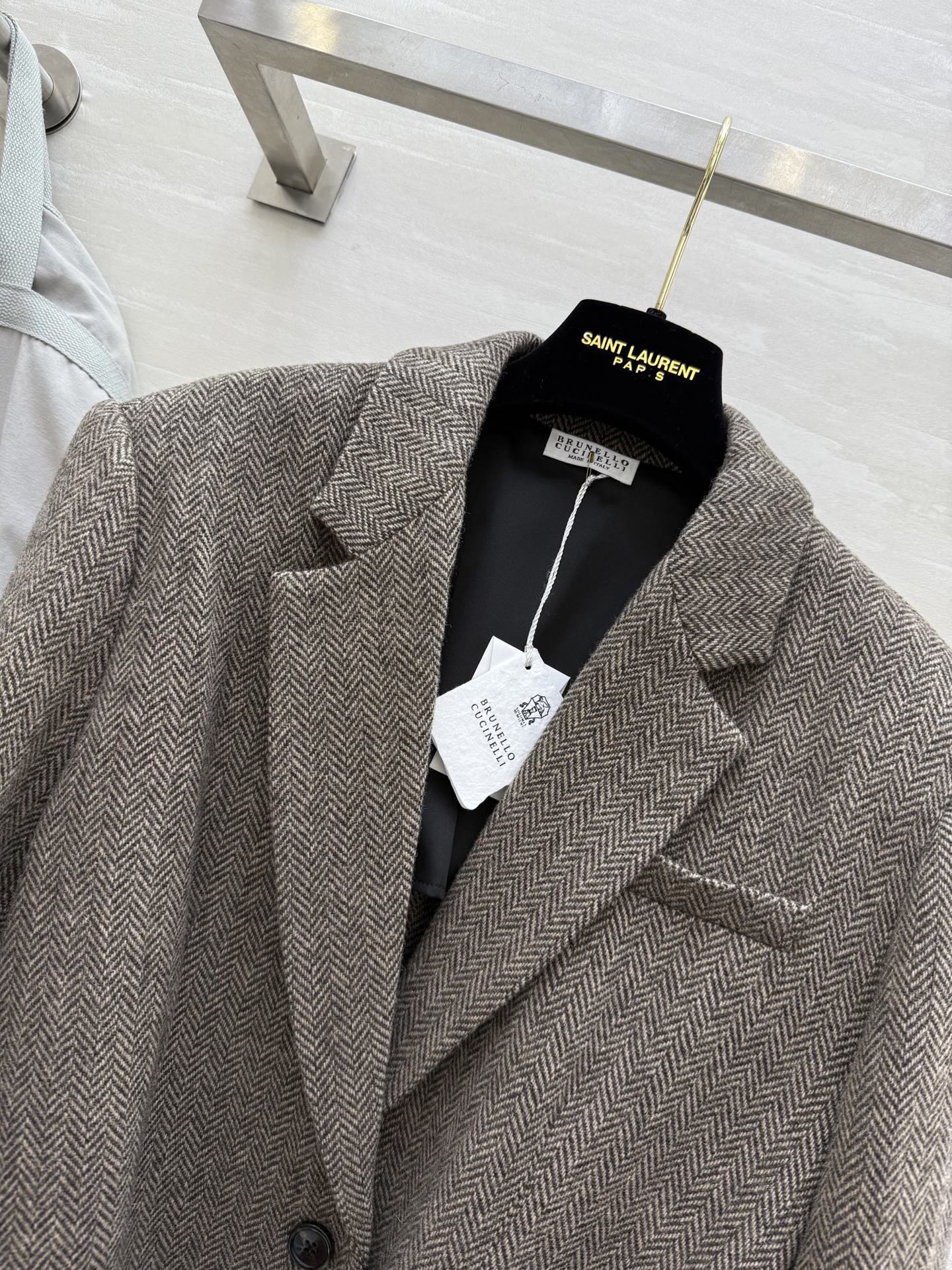 #Brunello Cucinel♡新款 人字纹羊毛西装外套 这款西装外套来自意大利奢侈品牌Brunel