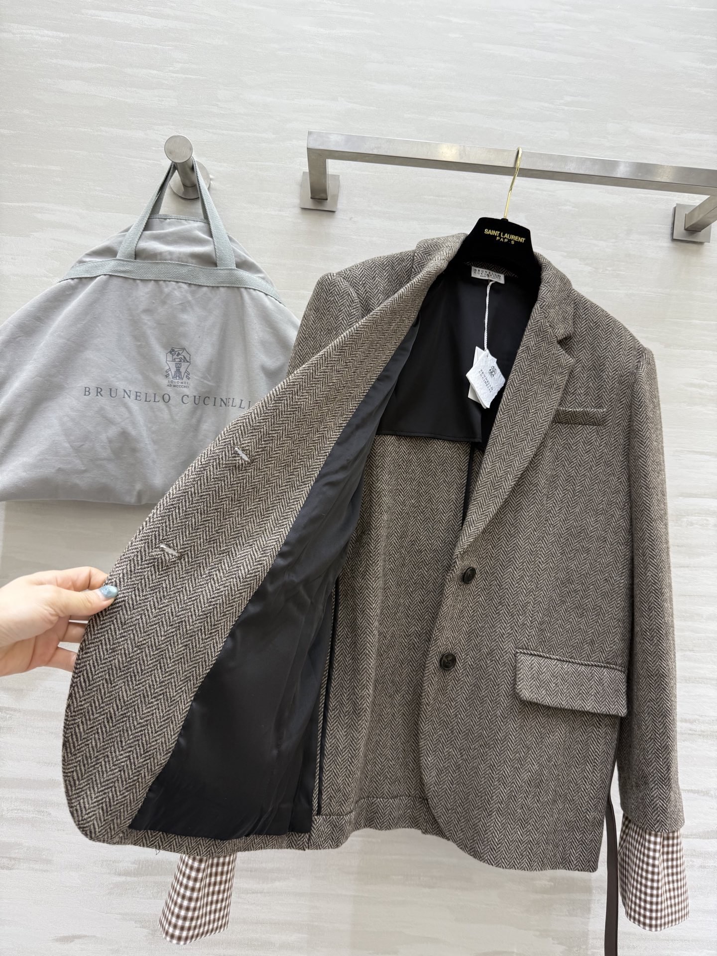 #Brunello Cucinel♡新款 人字纹羊毛西装外套 这款西装外套来自意大利奢侈品牌Brunel