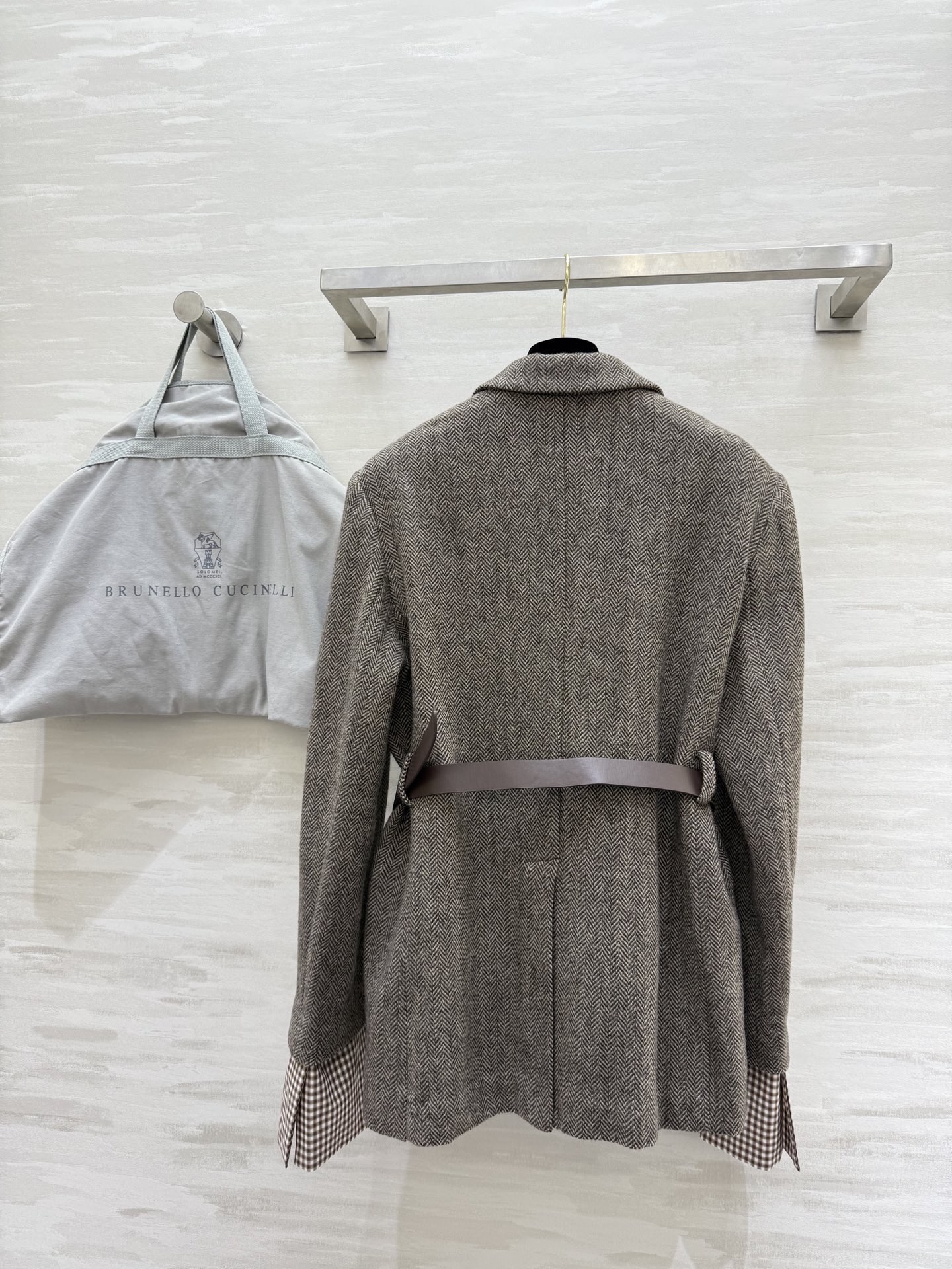 #Brunello Cucinel♡新款 人字纹羊毛西装外套 这款西装外套来自意大利奢侈品牌Brunel