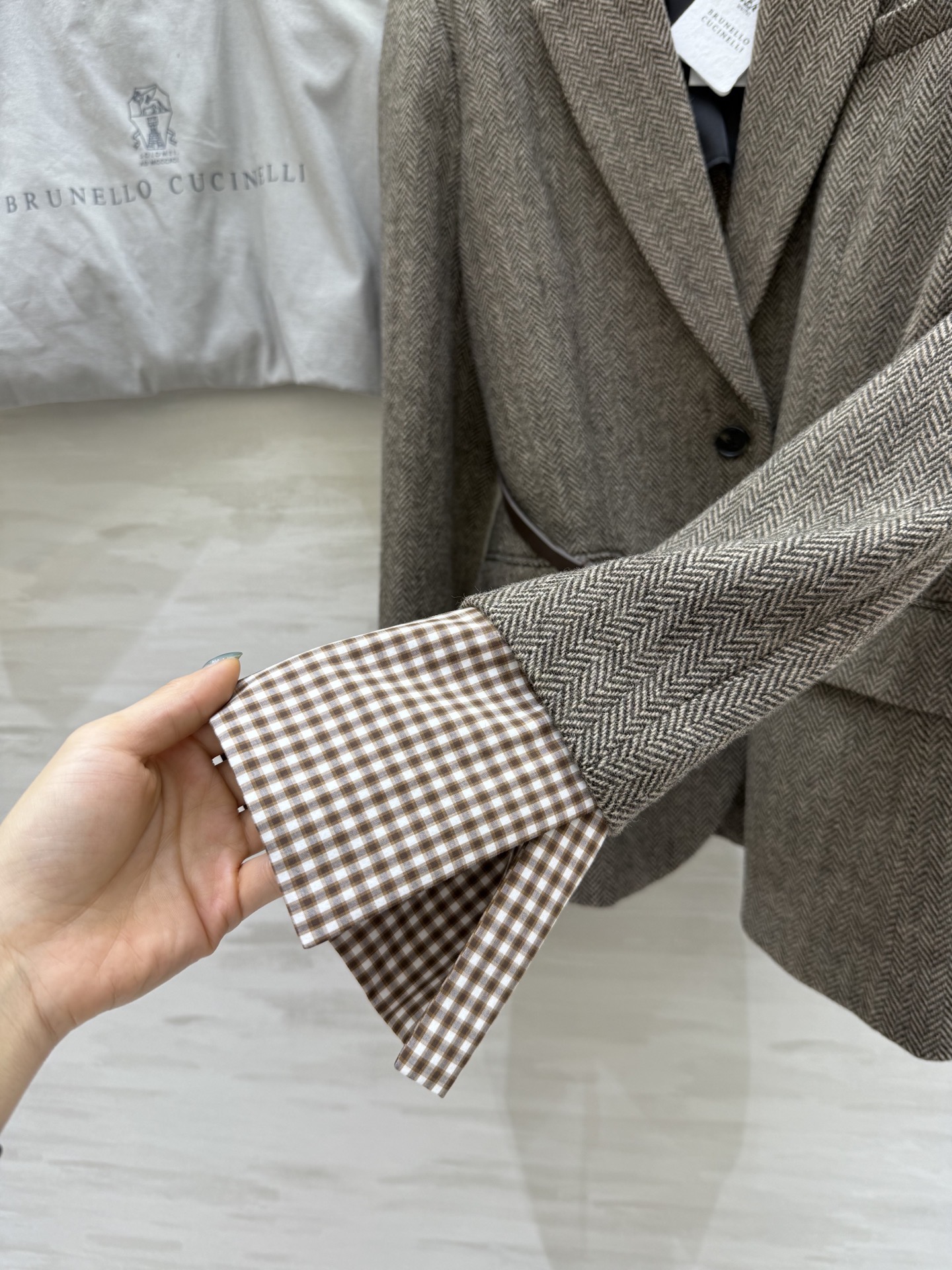 #Brunello Cucinel♡新款 人字纹羊毛西装外套 这款西装外套来自意大利奢侈品牌Brunel