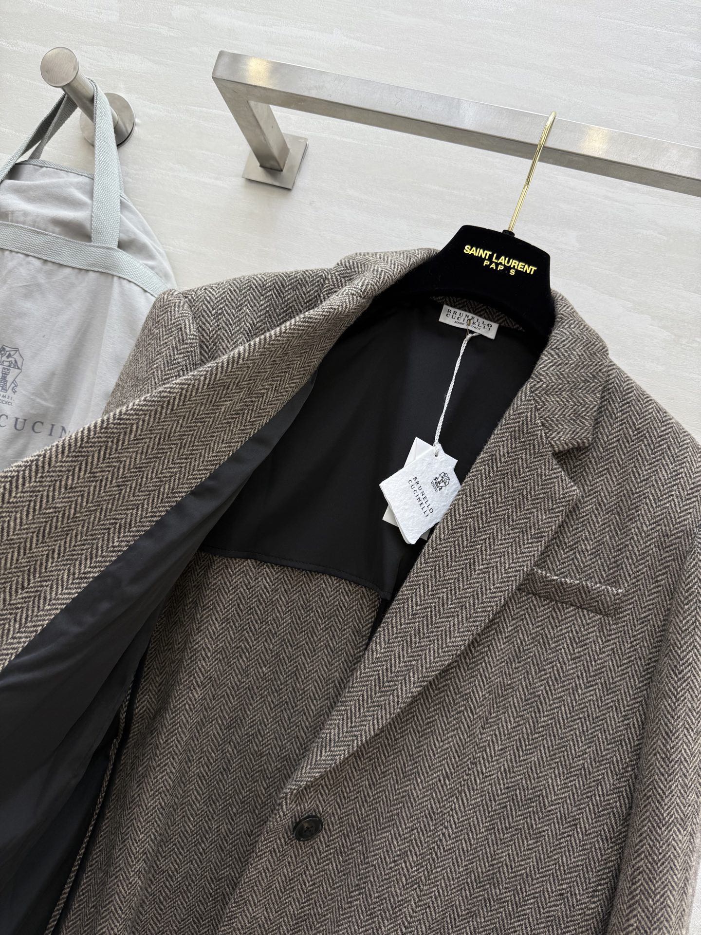 #Brunello Cucinel♡新款 人字纹羊毛西装外套 这款西装外套来自意大利奢侈品牌Brunel