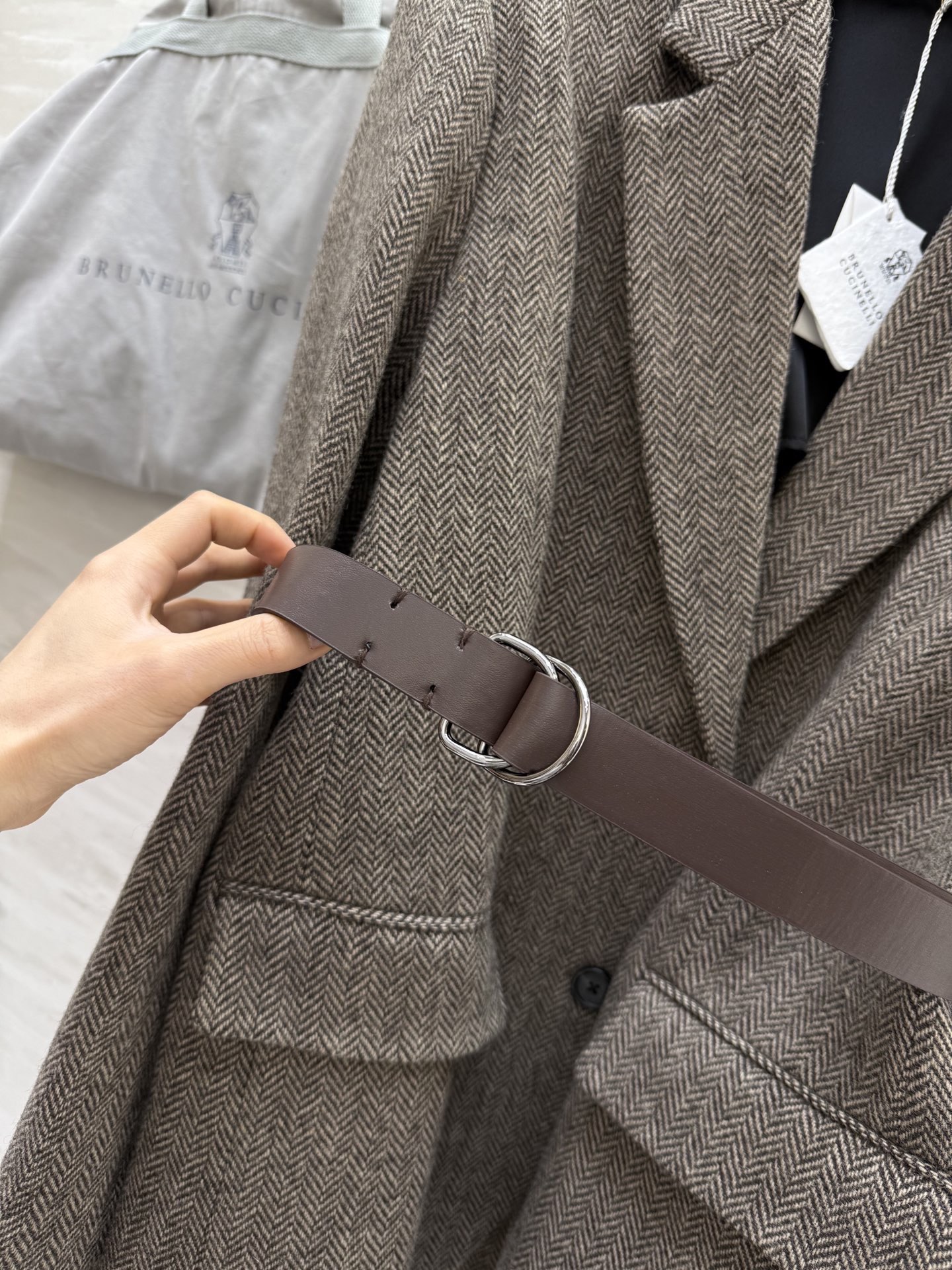 #Brunello Cucinel♡新款 人字纹羊毛西装外套 这款西装外套来自意大利奢侈品牌Brunel