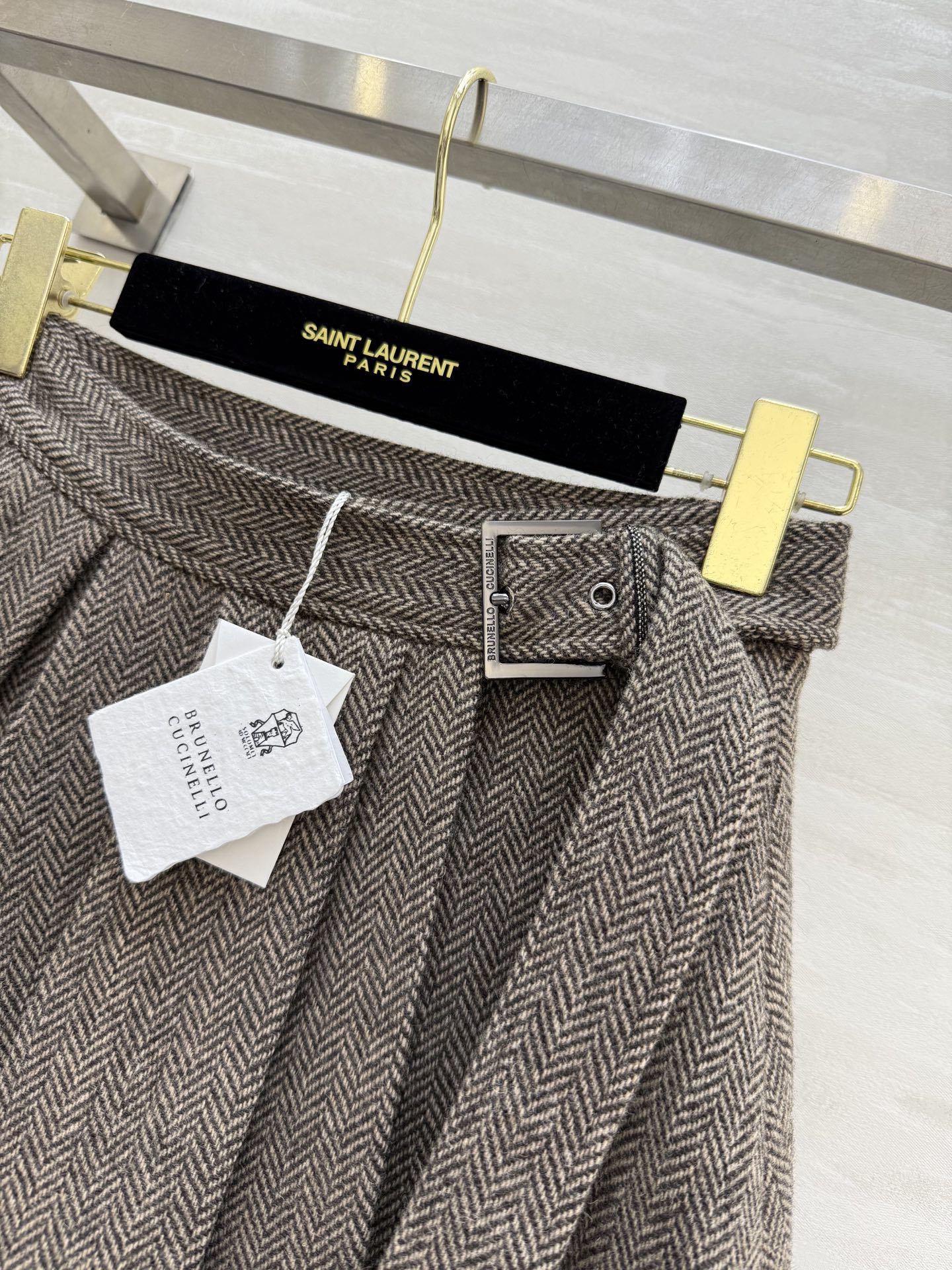 #Brunello Cucinell♡新款 羊毛百褶半身裙采用高品质羊毛 经典人字纹设计 质感细腻又保暖