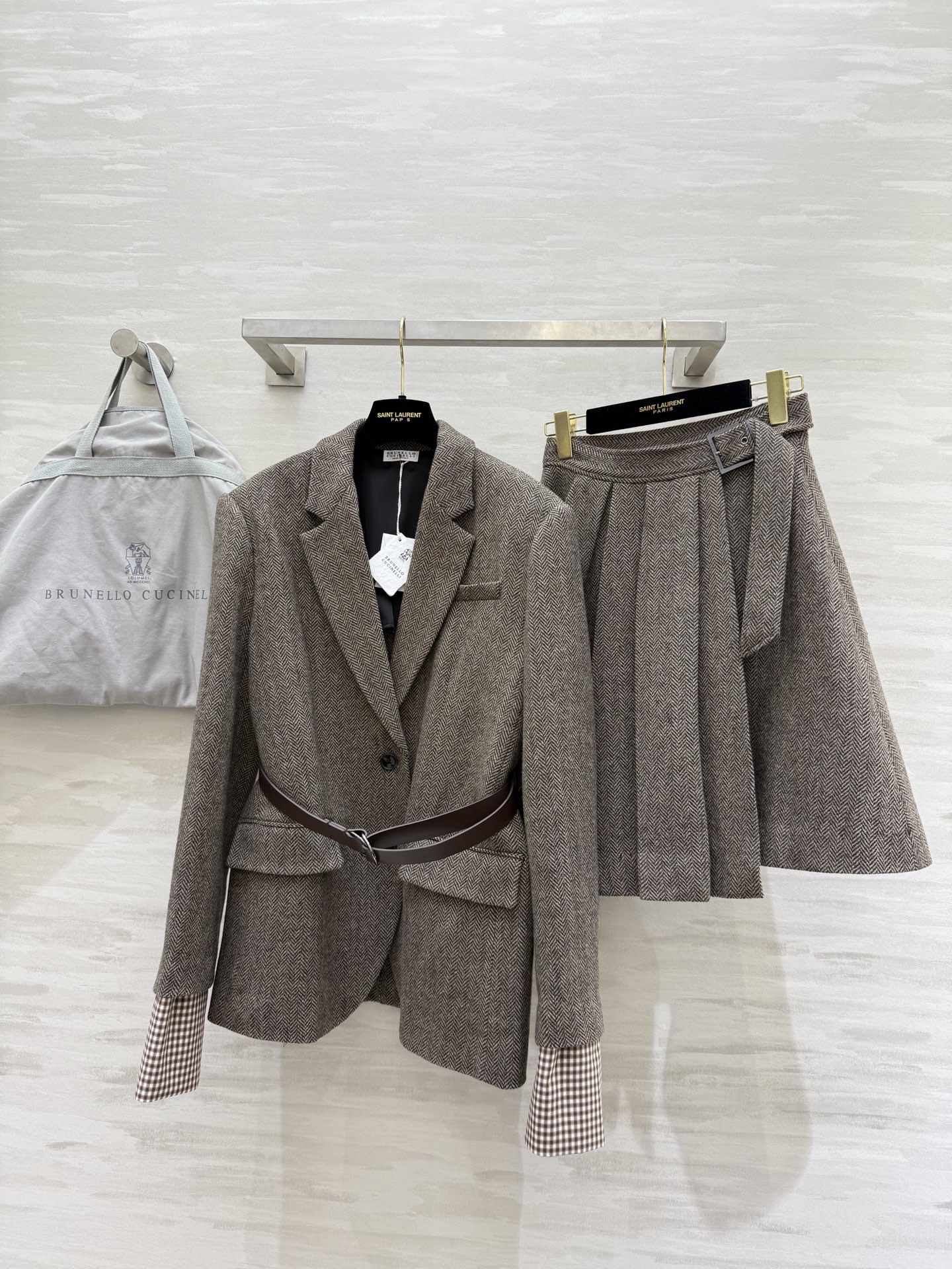 #Brunello Cucinell♡新款 羊毛百褶半身裙采用高品质羊毛 经典人字纹设计 质感细腻又保暖