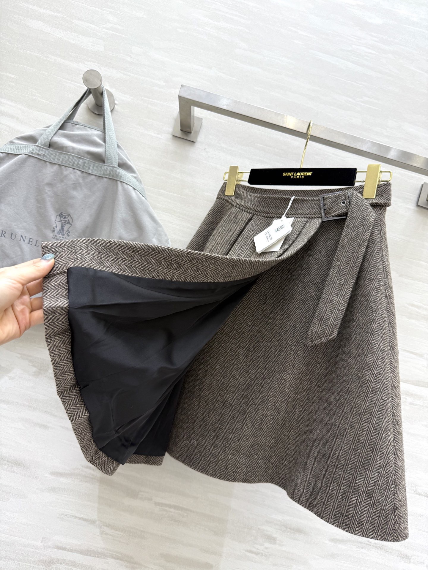 #Brunello Cucinell♡新款 羊毛百褶半身裙采用高品质羊毛 经典人字纹设计 质感细腻又保暖