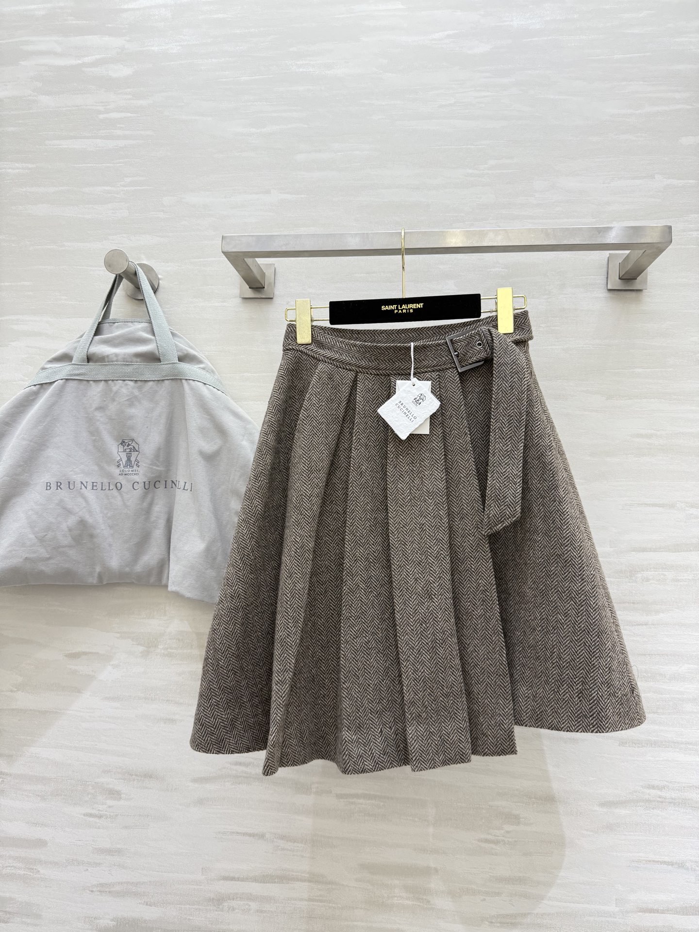 NO:710269,#Brunello Cucinell's new wool pleated skirt is made of high-quality wool. Classic herringbone design. Delicate texture and warm. High-waisted version + pleated details. Retro and elegant. Super suitable for autumn and winter wear. High-quality customization. Ready for sale. Size S/M/L (S size waist 66, skirt length 54),, brunello cucinelli, skirts,19860909#Brunello Cucinell新款 羊毛百褶半身裙采用高品质羊毛 经典人字纹设计 质感细腻又保暖 高腰版型＋百褶细节 复古优雅 秋冬穿搭超适合 高品质定制 现货首发sizeS/M/L（s码腰围66,裙长54）,,brunello cucinelli,skirts,,Women's clothing