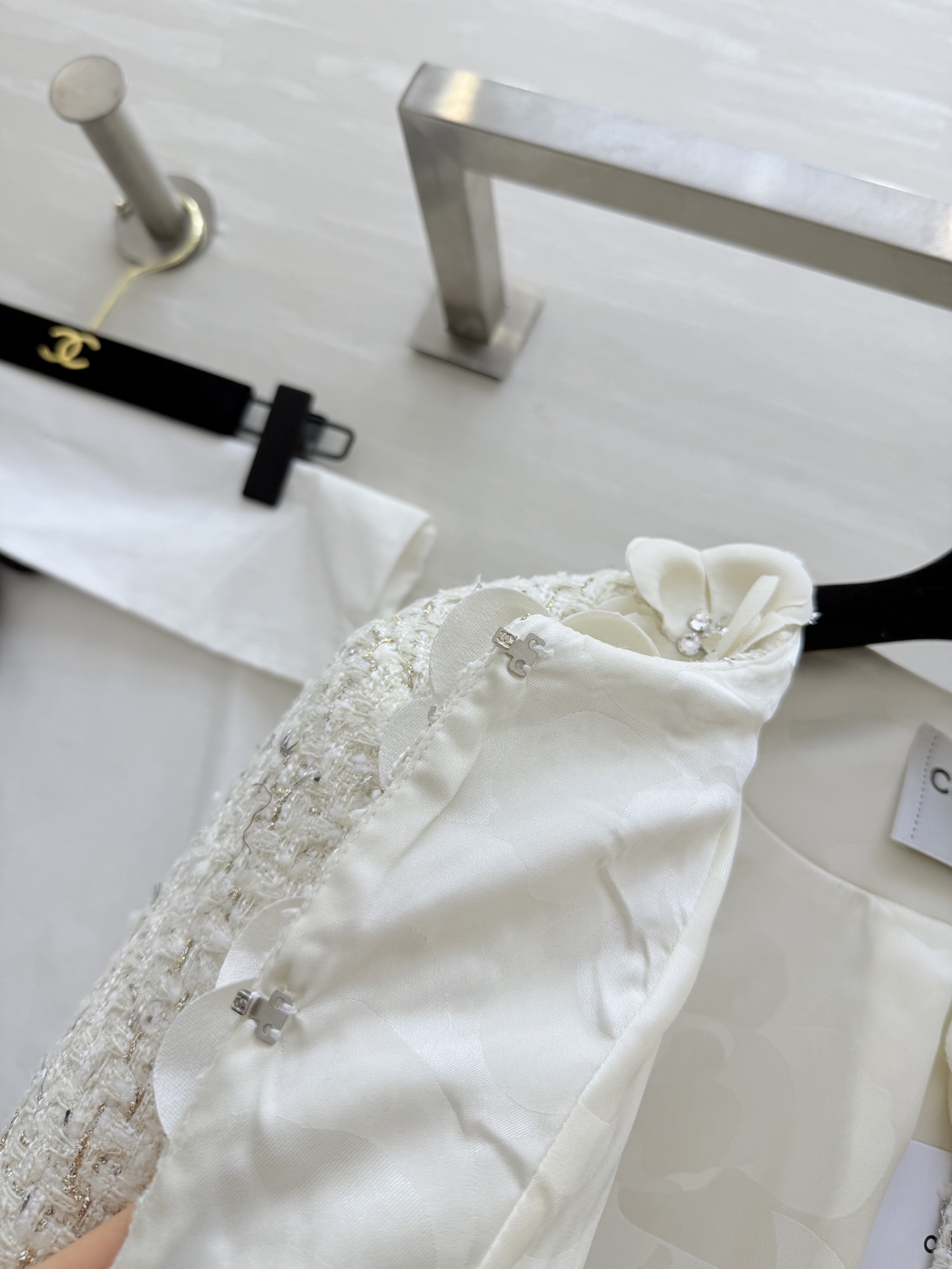 #Chane♡白色山茶花外套 经典粗花呢 立体山茶花+莱茵石点缀 细节超精致✨ 短款设计 优雅高贵与浪漫