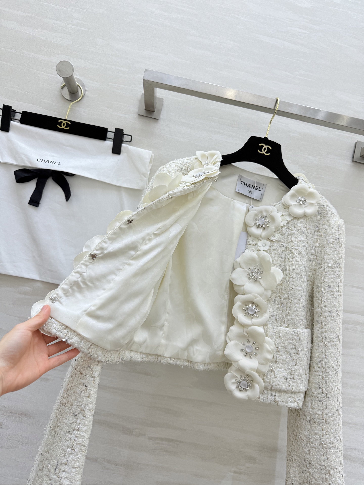 #Chane♡白色山茶花外套 经典粗花呢 立体山茶花+莱茵石点缀 细节超精致✨ 短款设计 优雅高贵与浪漫