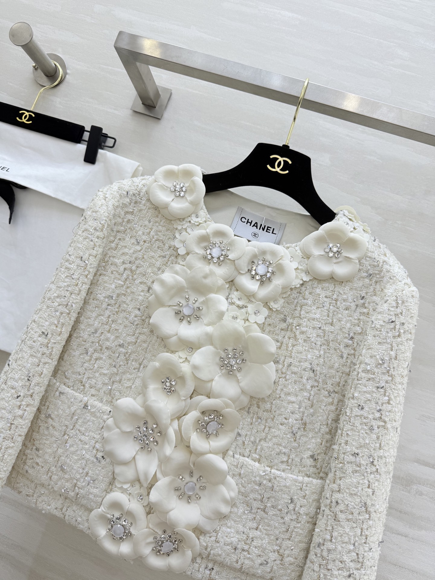 #Chane♡白色山茶花外套 经典粗花呢 立体山茶花+莱茵石点缀 细节超精致✨ 短款设计 优雅高贵与浪漫