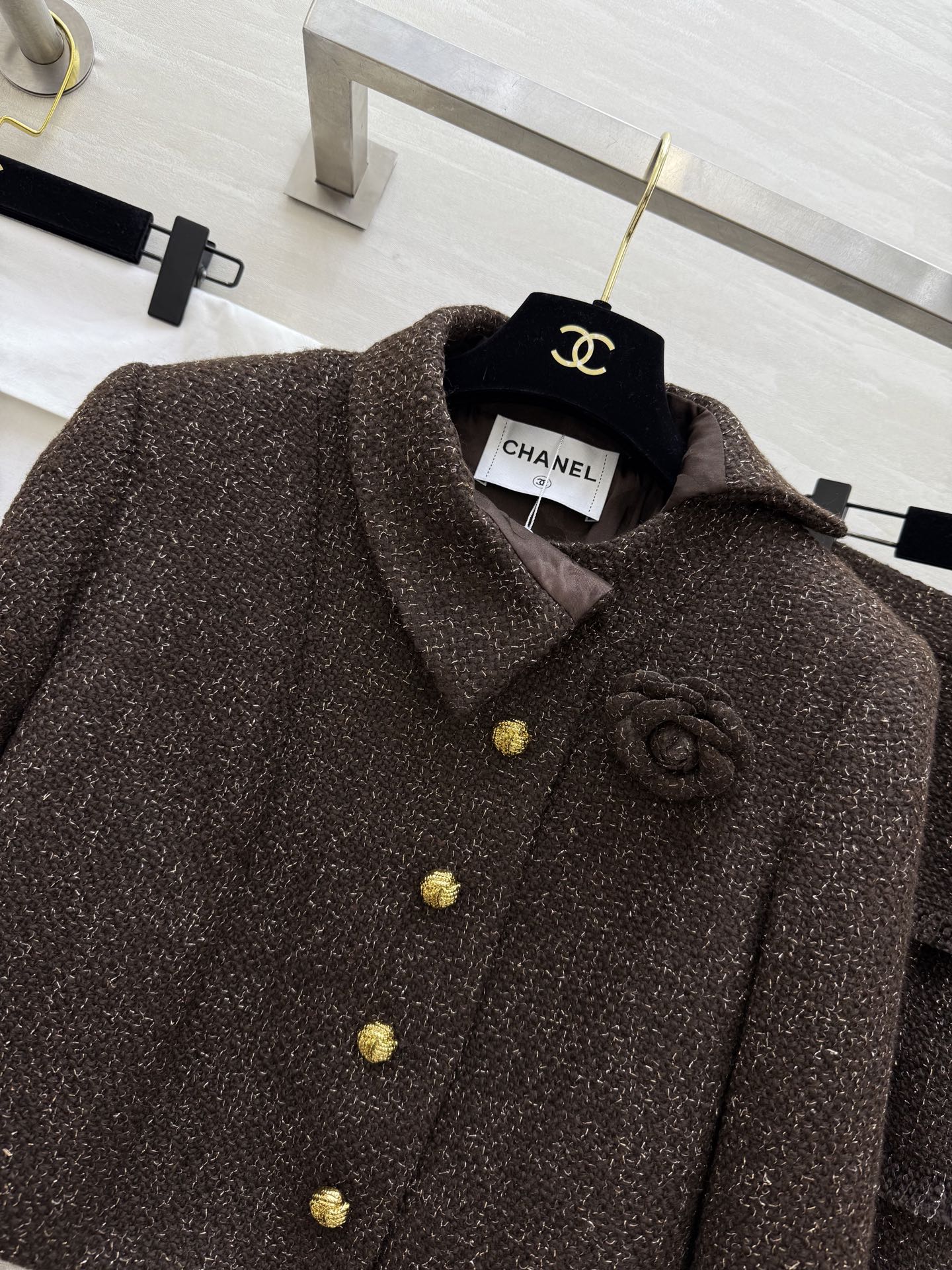 #Chane♡²⁶经典粗花呢系列 深棕色调 定制金属纽扣优雅复古气质满分！左胸山茶花刺绣超有辨识度 细节