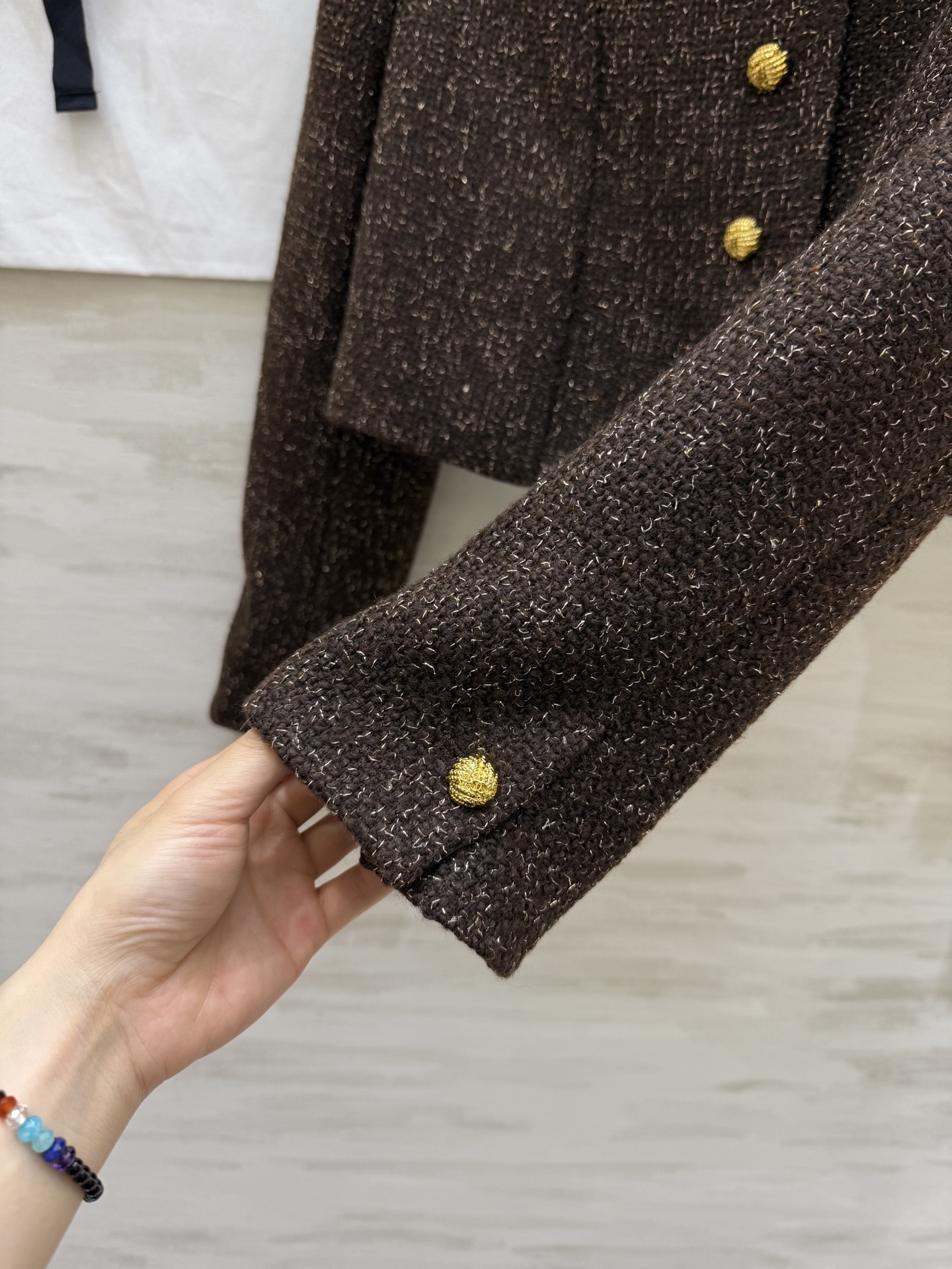 #Chane♡²⁶经典粗花呢系列 深棕色调 定制金属纽扣优雅复古气质满分！左胸山茶花刺绣超有辨识度 细节