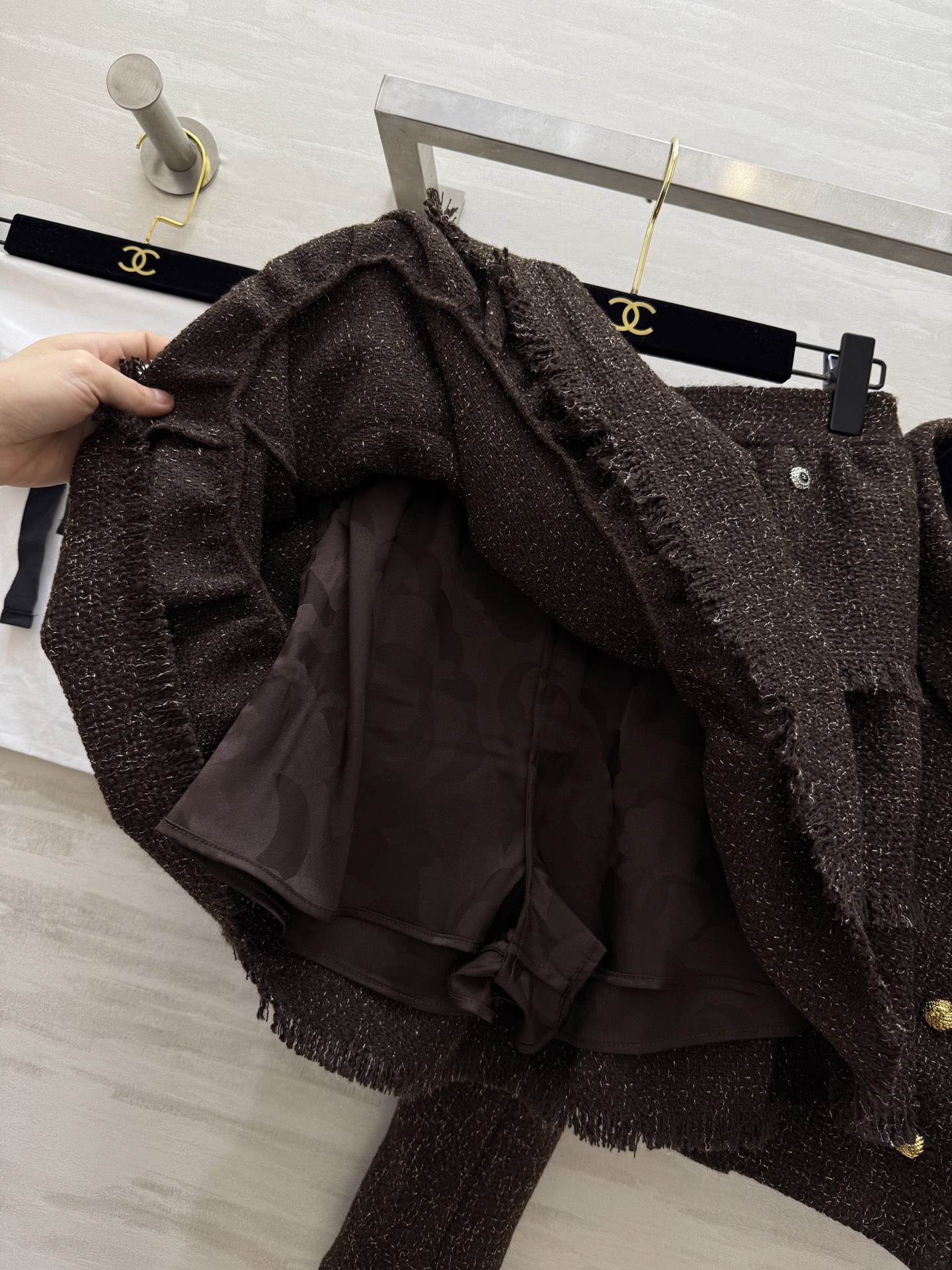 #Chane♡²⁶经典粗花呢系列 深棕色调 定制金属纽扣优雅复古气质满分！左胸山茶花刺绣超有辨识度 细节