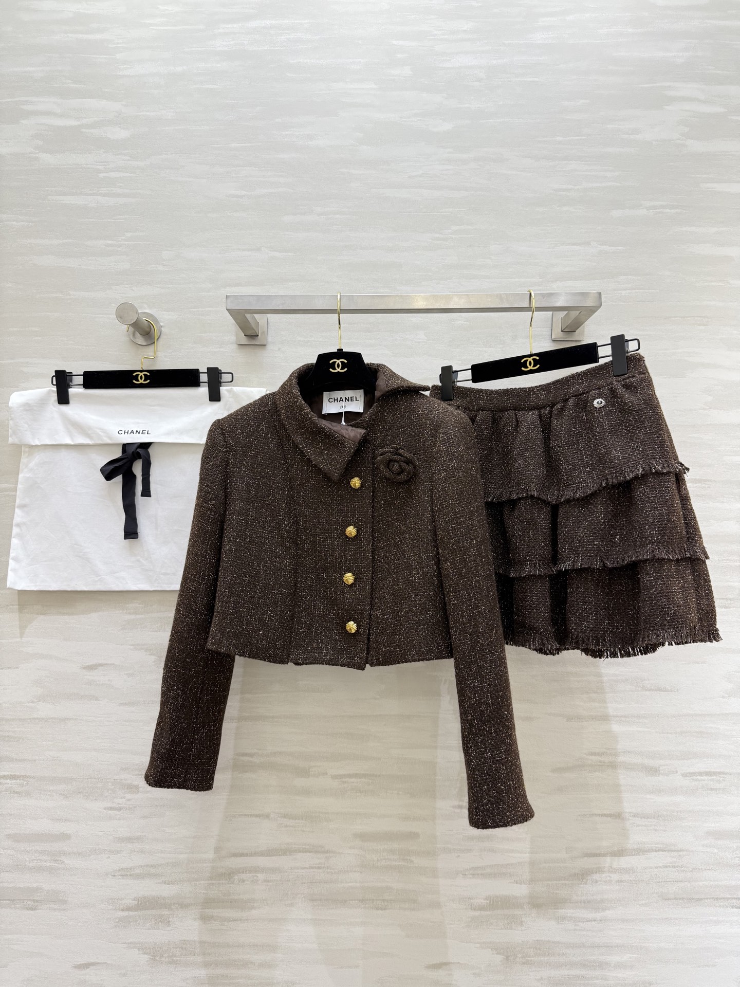 #Chane♡²⁶经典粗花呢系列 深棕色调 定制金属纽扣优雅复古气质满分！左胸山茶花刺绣超有辨识度 细节