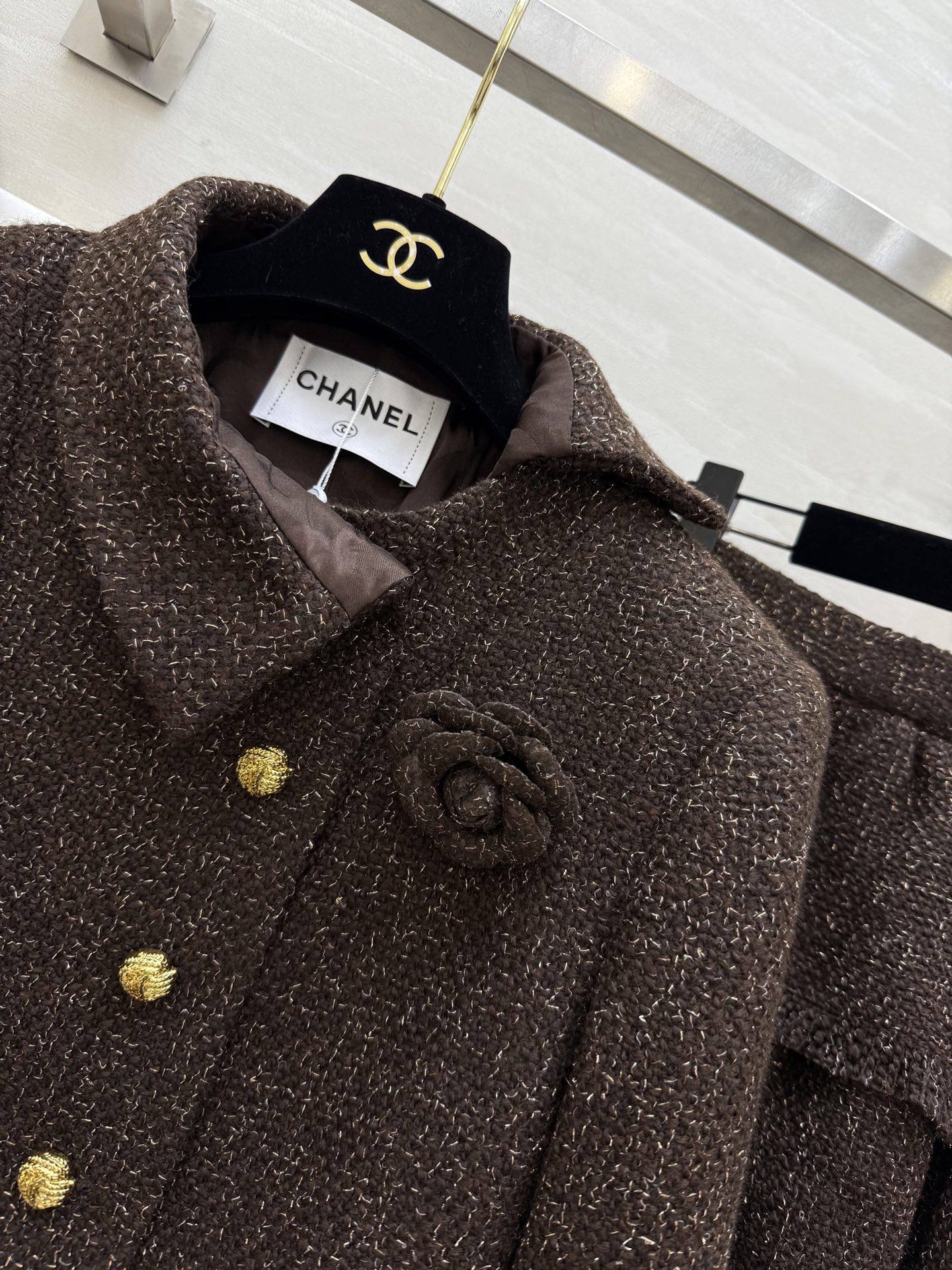 #Chane♡²⁶经典粗花呢系列 深棕色调 定制金属纽扣优雅复古气质满分！左胸山茶花刺绣超有辨识度 细节