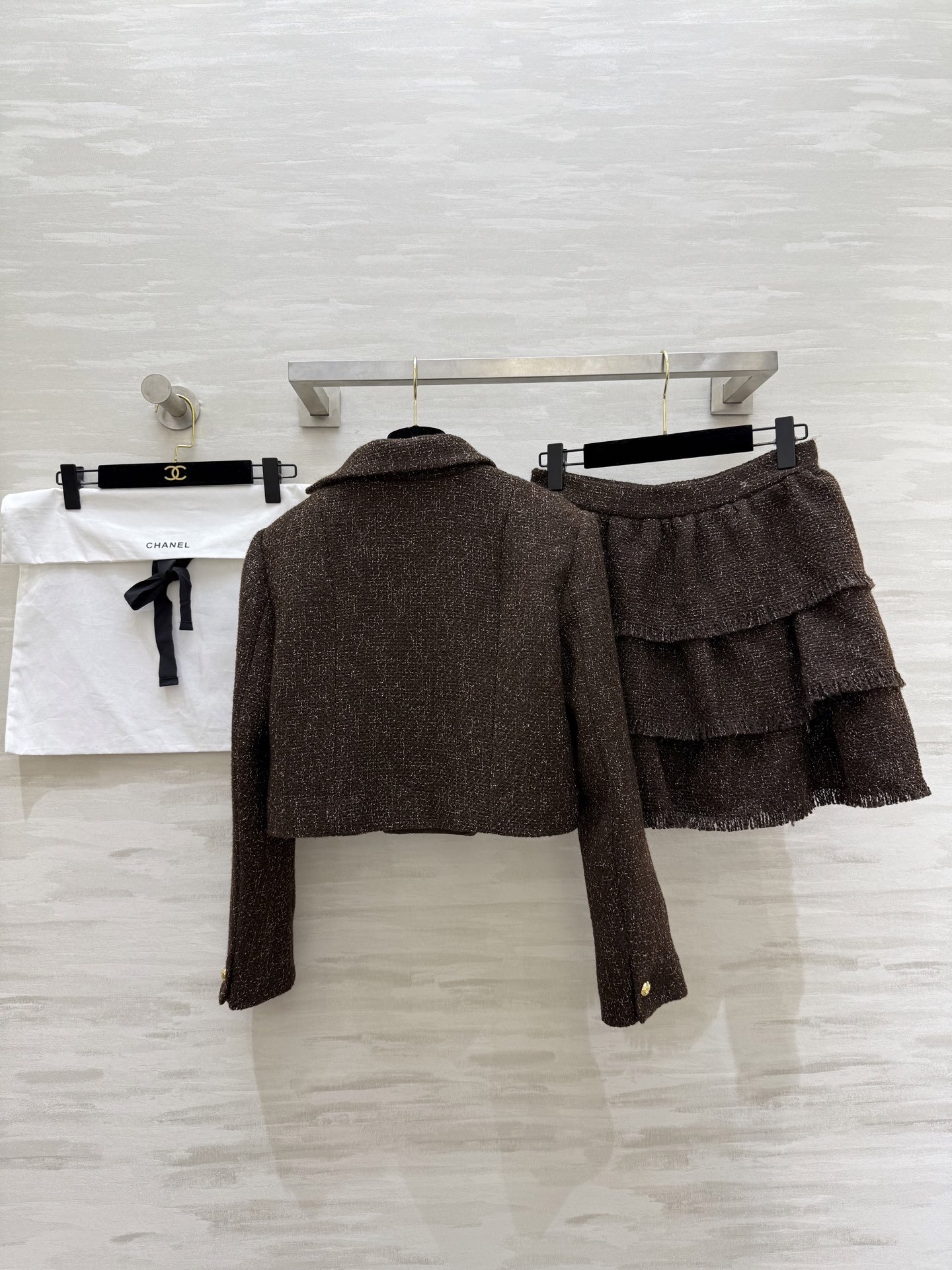 #Chane♡²⁶经典粗花呢系列 深棕色调 定制金属纽扣优雅复古气质满分！左胸山茶花刺绣超有辨识度 细节