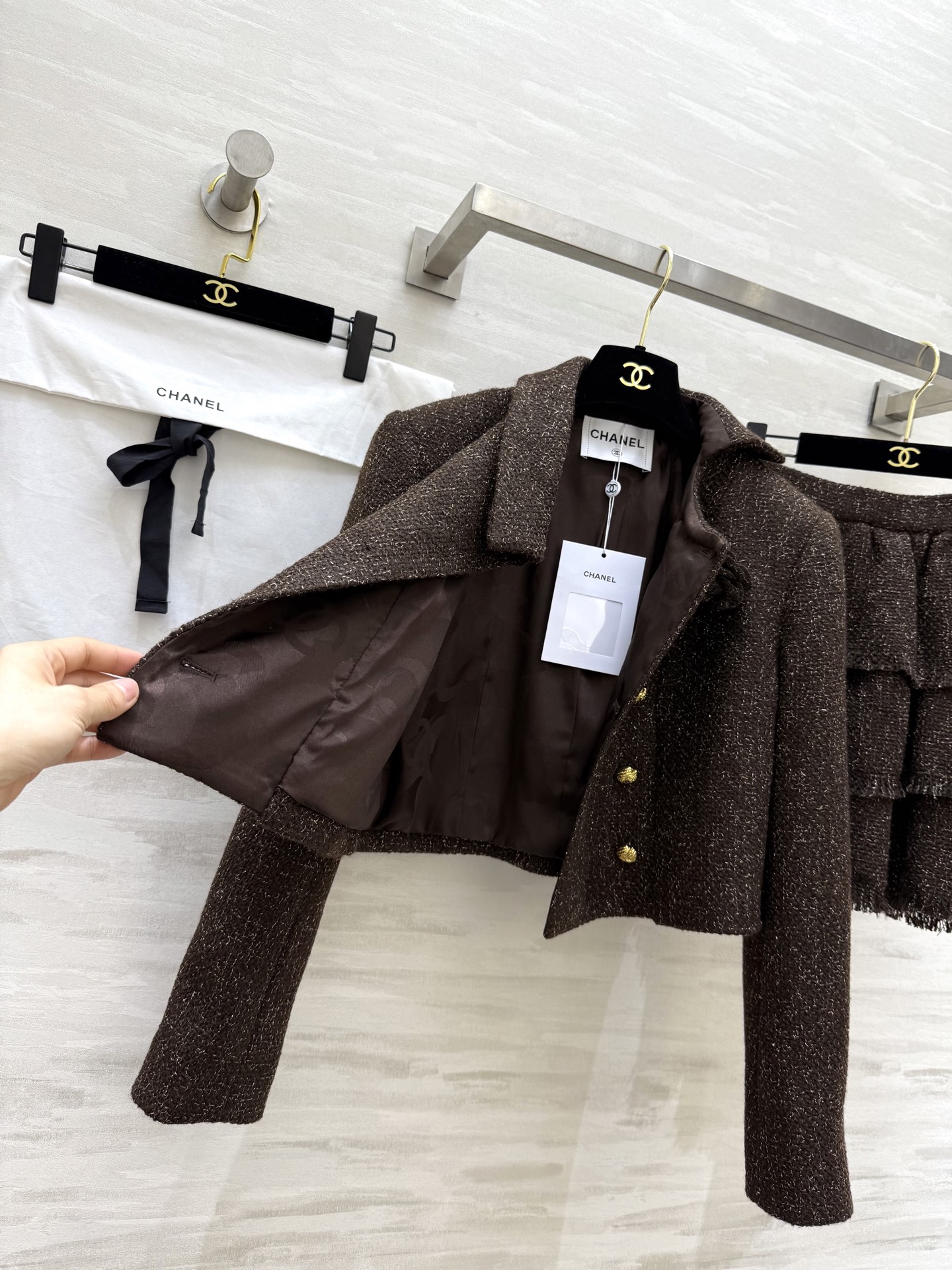 #Chane♡²⁶经典粗花呢系列 深棕色调 定制金属纽扣优雅复古气质满分！左胸山茶花刺绣超有辨识度 细节