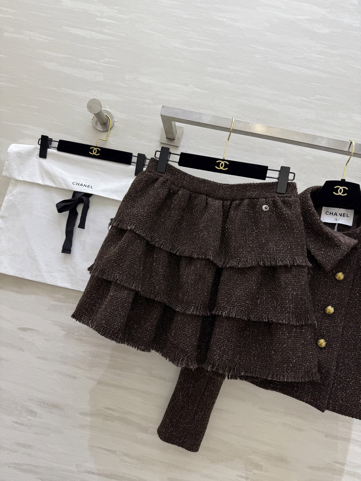 #Chane♡²⁶经典粗花呢系列 深棕色调 定制金属纽扣优雅复古气质满分！左胸山茶花刺绣超有辨识度 细节