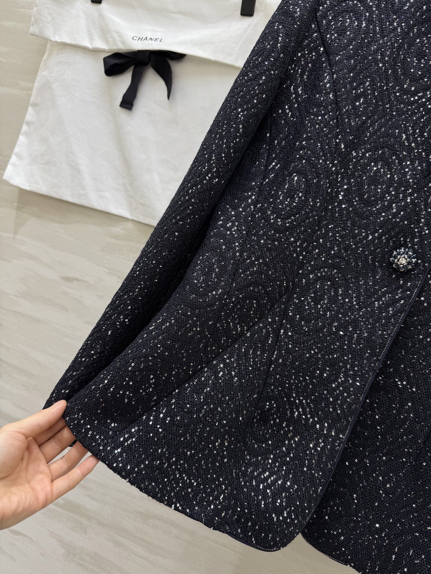 #Chane♡²⁶亮片编织花呢外套 经典圆领 三颗精致纽扣优雅高级 黑色底布配细密亮片 低调闪耀像暗夜星