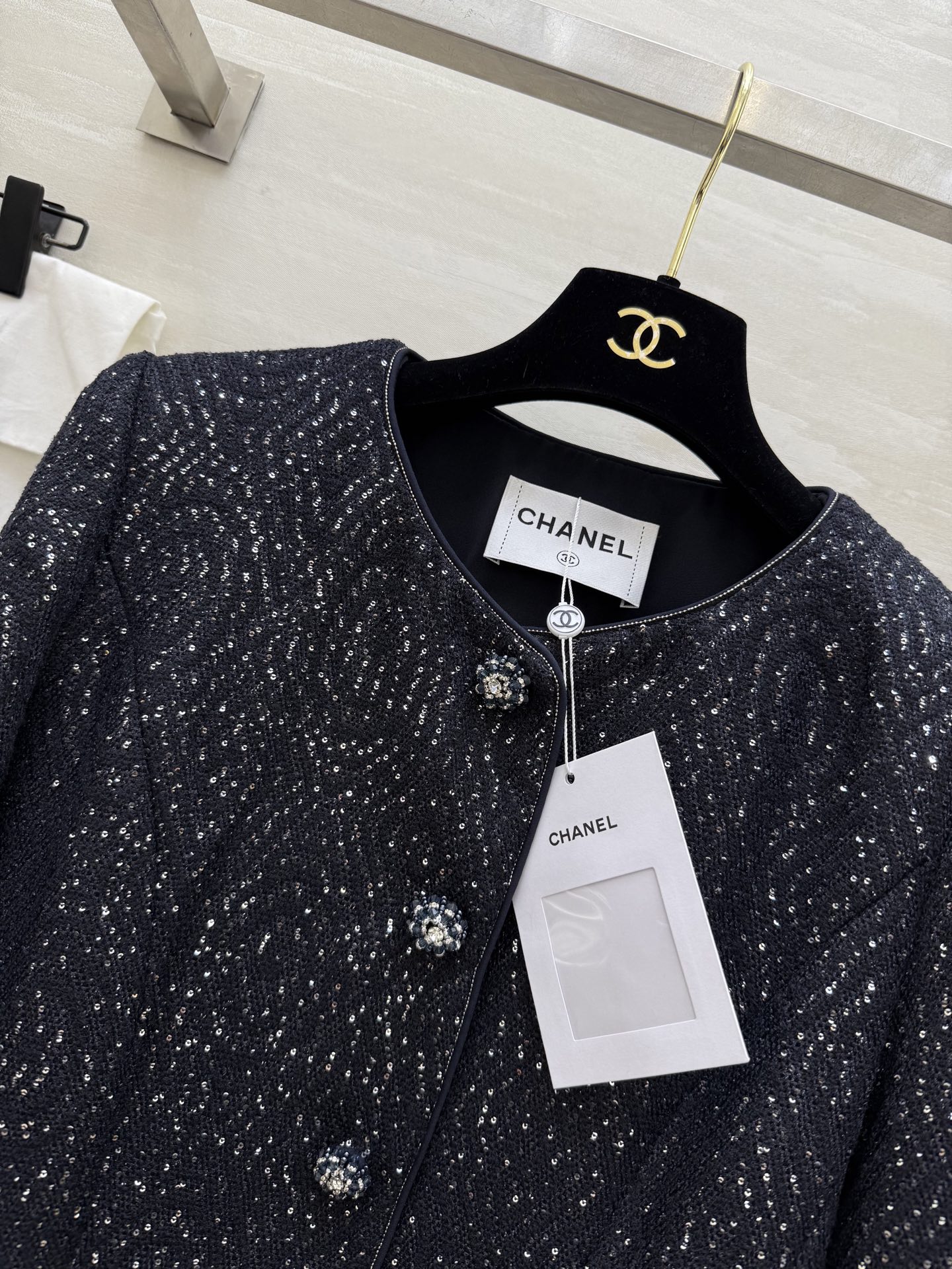 #Chane♡²⁶亮片编织花呢外套 经典圆领 三颗精致纽扣优雅高级 黑色底布配细密亮片 低调闪耀像暗夜星