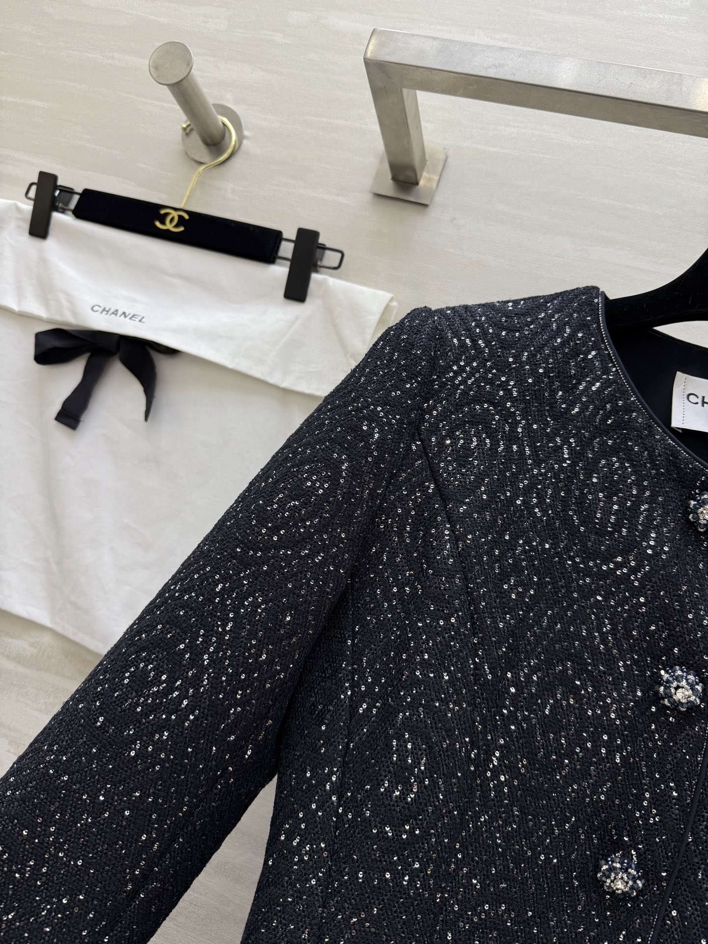 #Chane♡²⁶亮片编织花呢外套 经典圆领 三颗精致纽扣优雅高级 黑色底布配细密亮片 低调闪耀像暗夜星