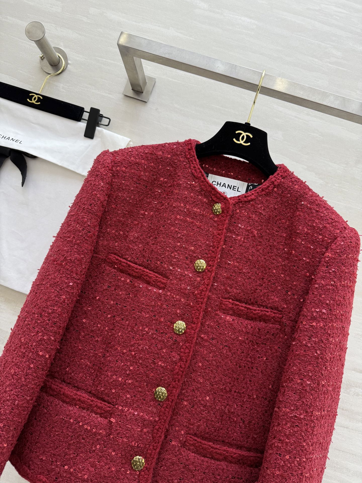 #Chane♡²⁶新款 经典红色粗花呢外套 标志性设计 亮丝混纺材质 闪光泽超吸睛✨ 金属纽扣+对称口袋