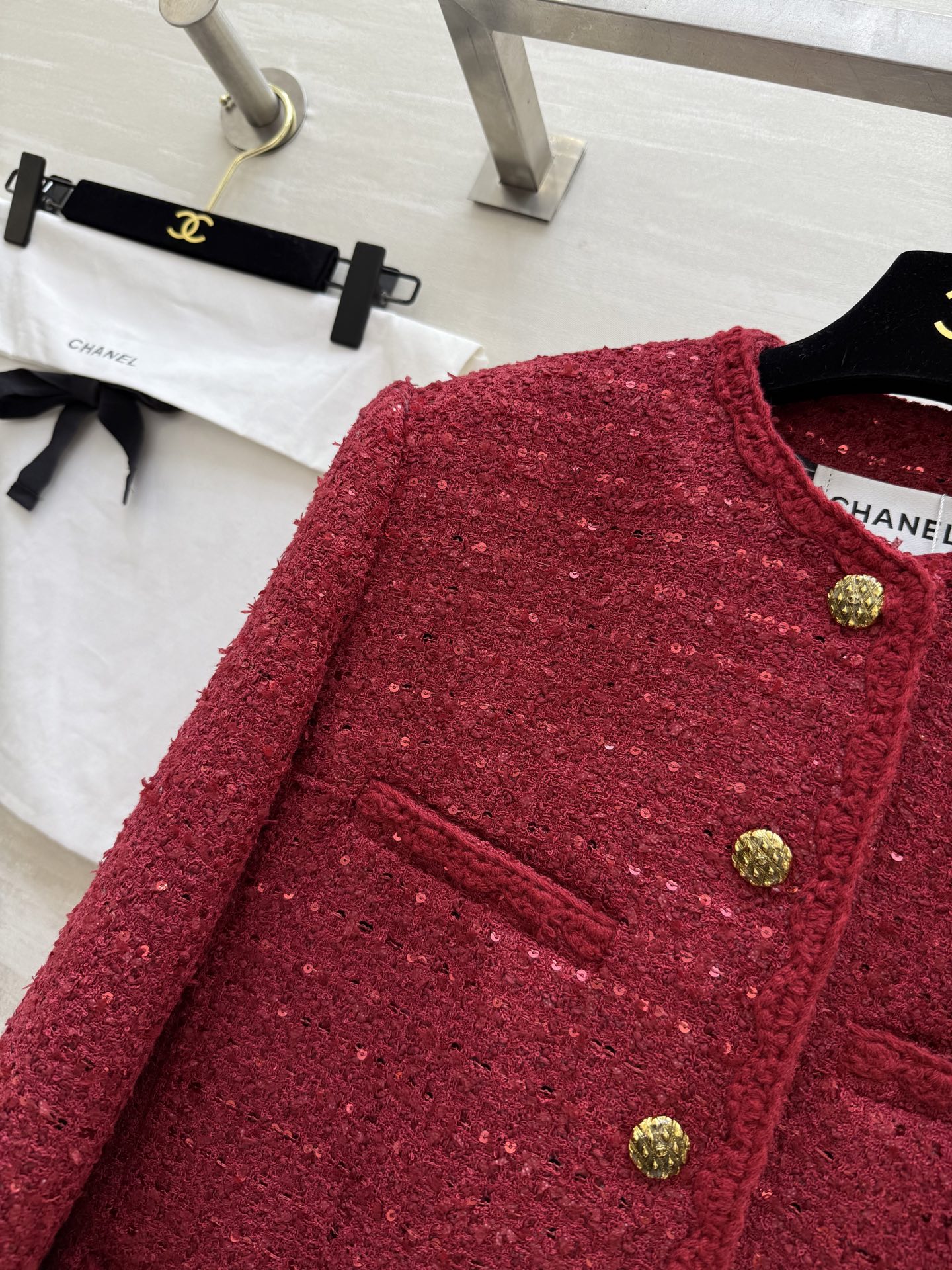 #Chane♡²⁶新款 经典红色粗花呢外套 标志性设计 亮丝混纺材质 闪光泽超吸睛✨ 金属纽扣+对称口袋