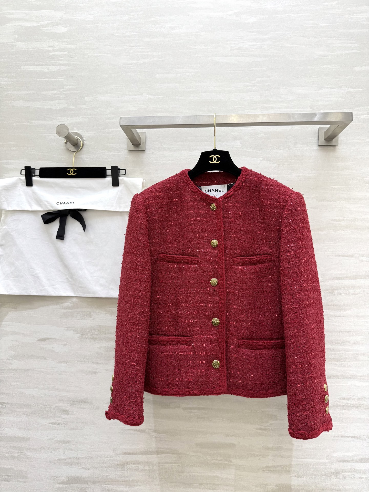#Chane♡²⁶新款 经典红色粗花呢外套 标志性设计 亮丝混纺材质 闪光泽超吸睛✨ 金属纽扣+对称口袋