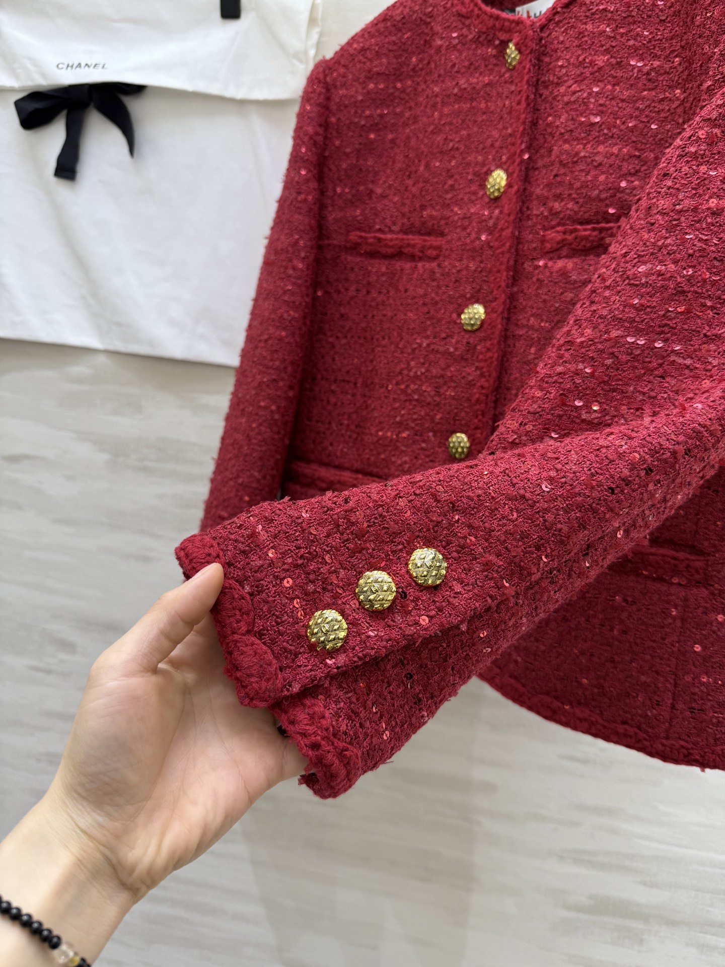 #Chane♡²⁶新款 经典红色粗花呢外套 标志性设计 亮丝混纺材质 闪光泽超吸睛✨ 金属纽扣+对称口袋