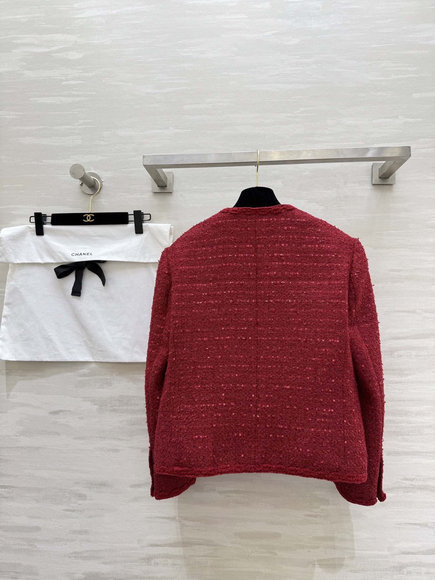 #Chane♡²⁶新款 经典红色粗花呢外套 标志性设计 亮丝混纺材质 闪光泽超吸睛✨ 金属纽扣+对称口袋