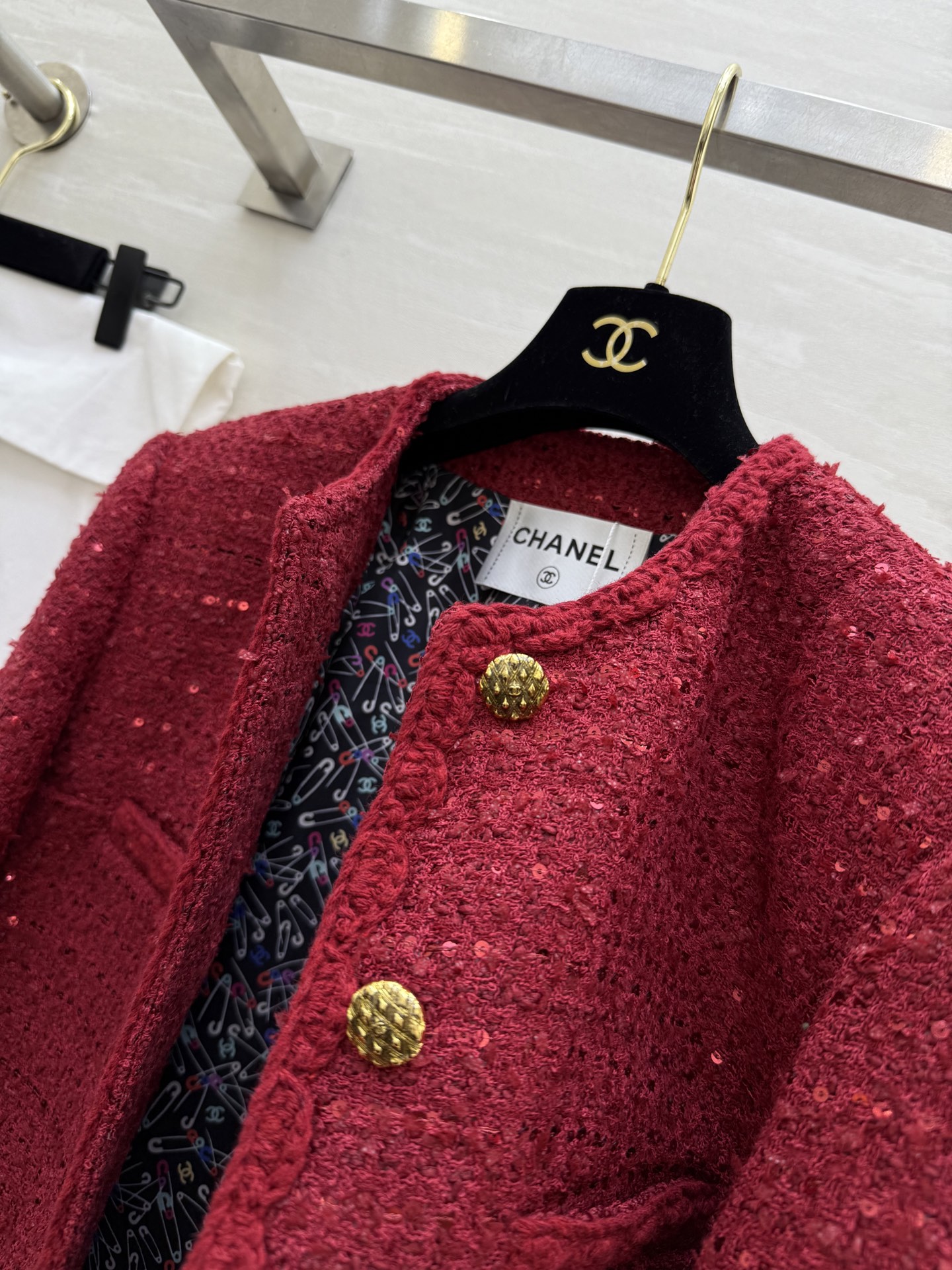 #Chane♡²⁶新款 经典红色粗花呢外套 标志性设计 亮丝混纺材质 闪光泽超吸睛✨ 金属纽扣+对称口袋