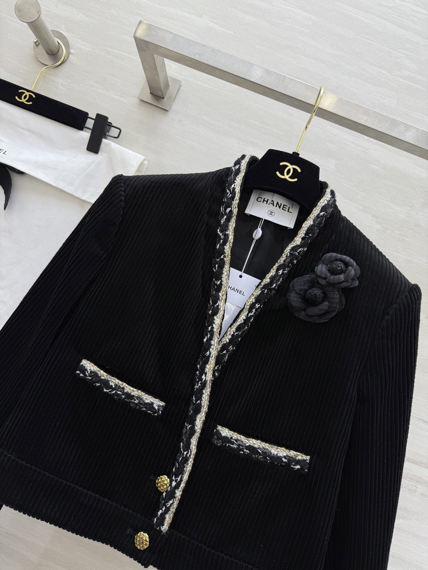 #Chane♡²⁶新款 黑色灯芯绒外套 经典灯芯绒材质柔软有质感 白色编织边点缀 优雅又精致✨ 胸前黑色