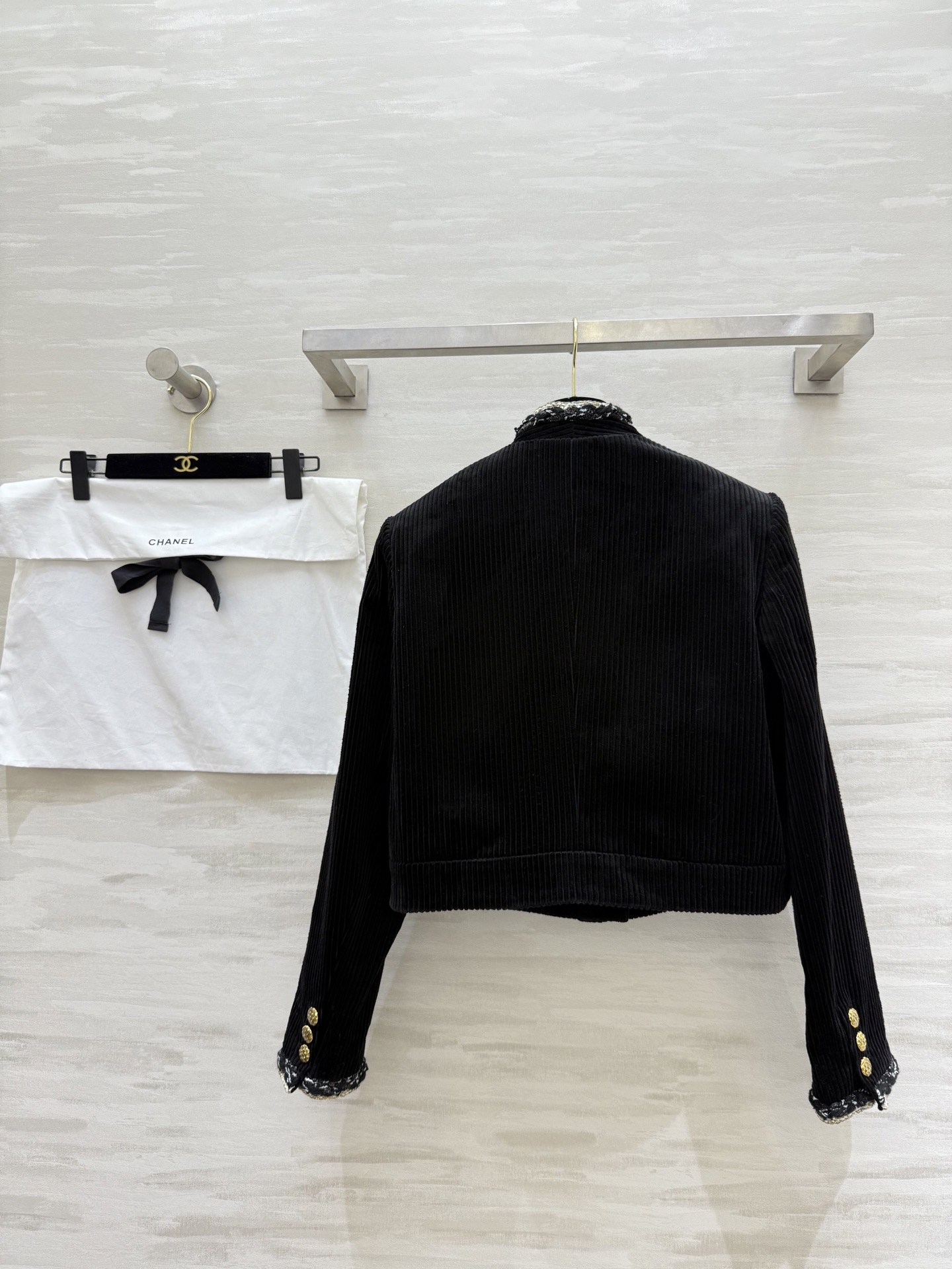 #Chane♡²⁶新款 黑色灯芯绒外套 经典灯芯绒材质柔软有质感 白色编织边点缀 优雅又精致✨ 胸前黑色