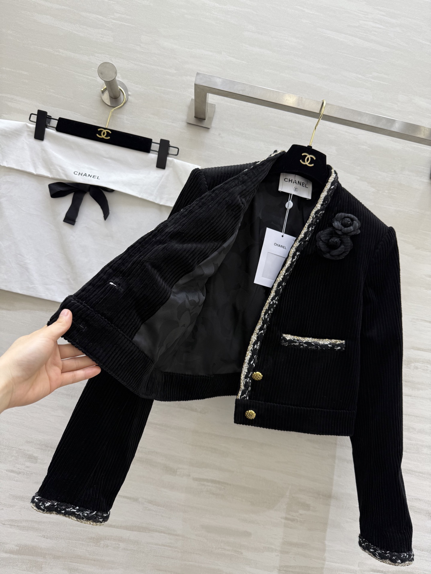 #Chane♡²⁶新款 黑色灯芯绒外套 经典灯芯绒材质柔软有质感 白色编织边点缀 优雅又精致✨ 胸前黑色