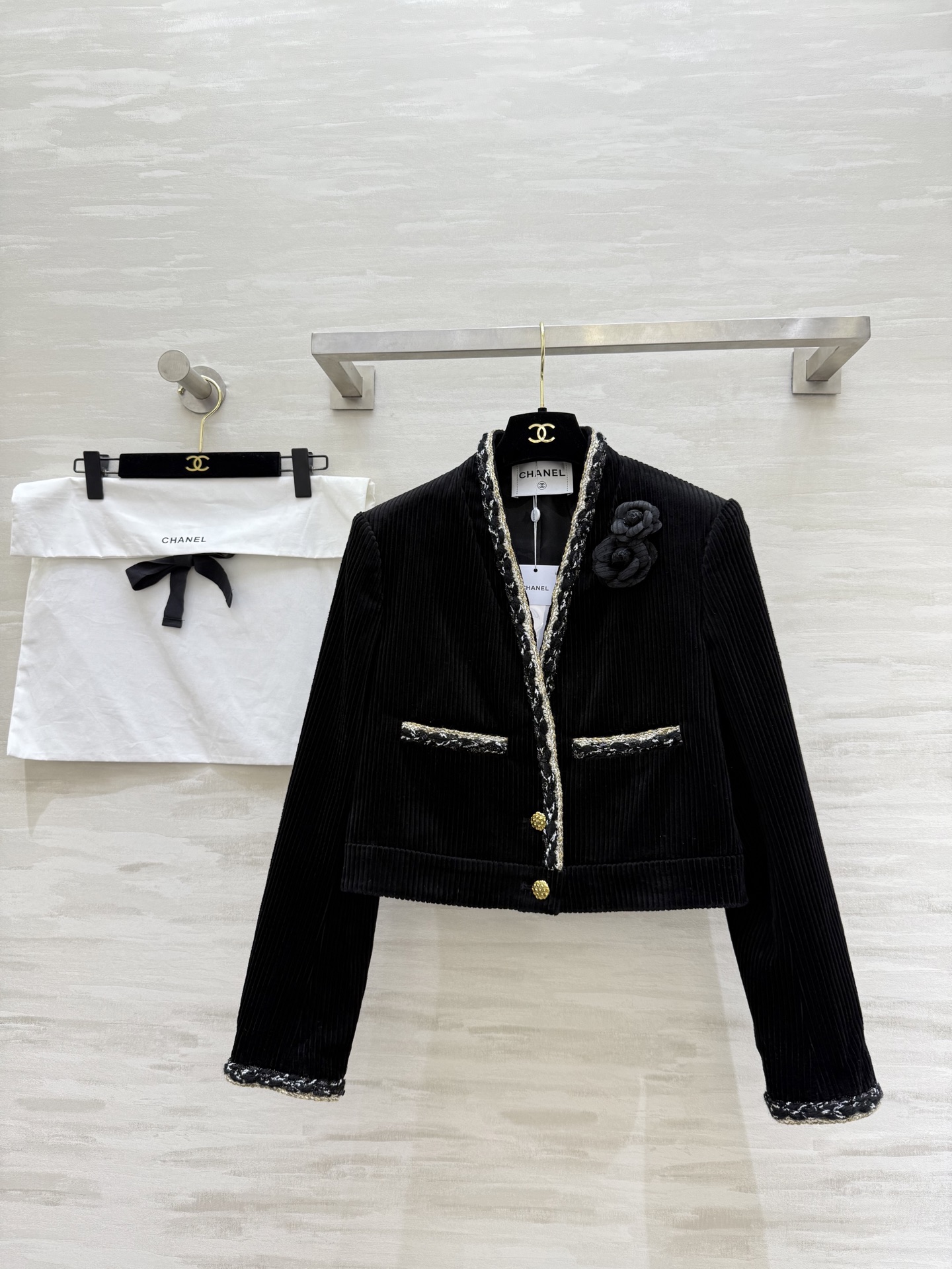 #Chane♡²⁶新款 黑色灯芯绒外套 经典灯芯绒材质柔软有质感 白色编织边点缀 优雅又精致✨ 胸前黑色