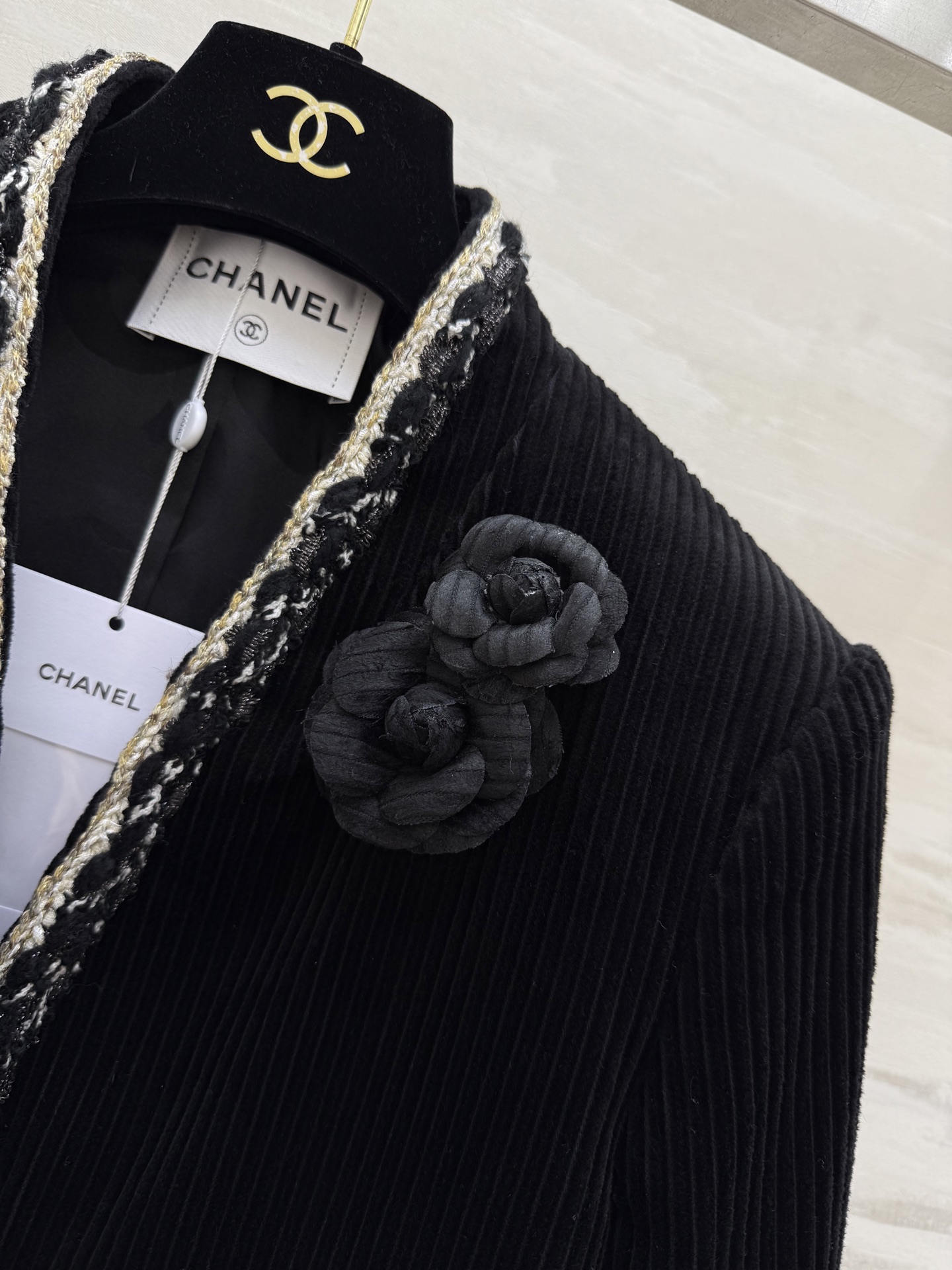 #Chane♡²⁶新款 黑色灯芯绒外套 经典灯芯绒材质柔软有质感 白色编织边点缀 优雅又精致✨ 胸前黑色