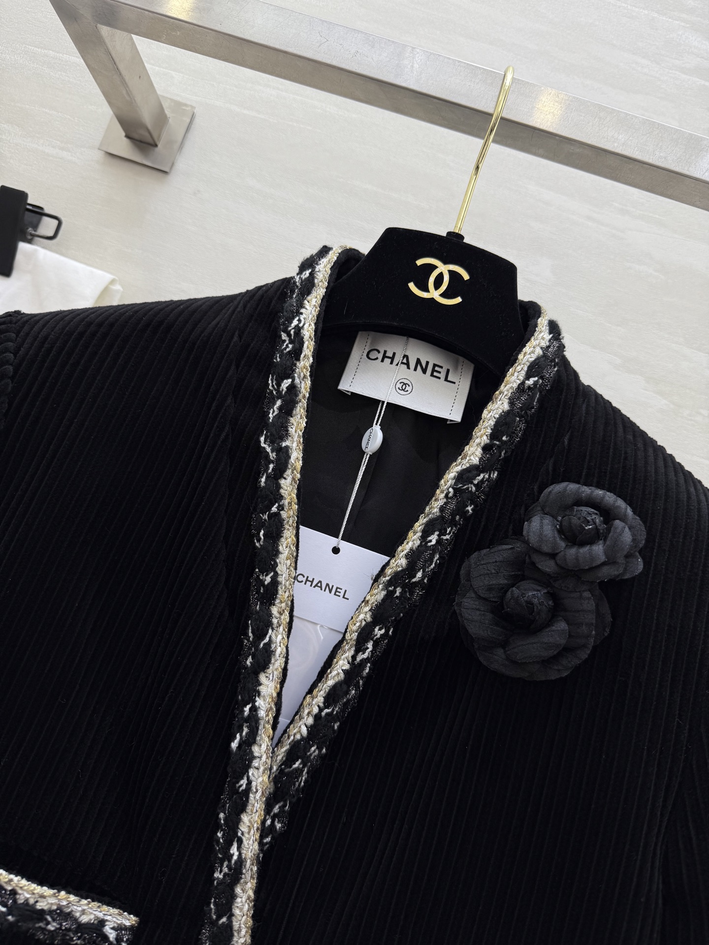 #Chane♡²⁶新款 黑色灯芯绒外套 经典灯芯绒材质柔软有质感 白色编织边点缀 优雅又精致✨ 胸前黑色