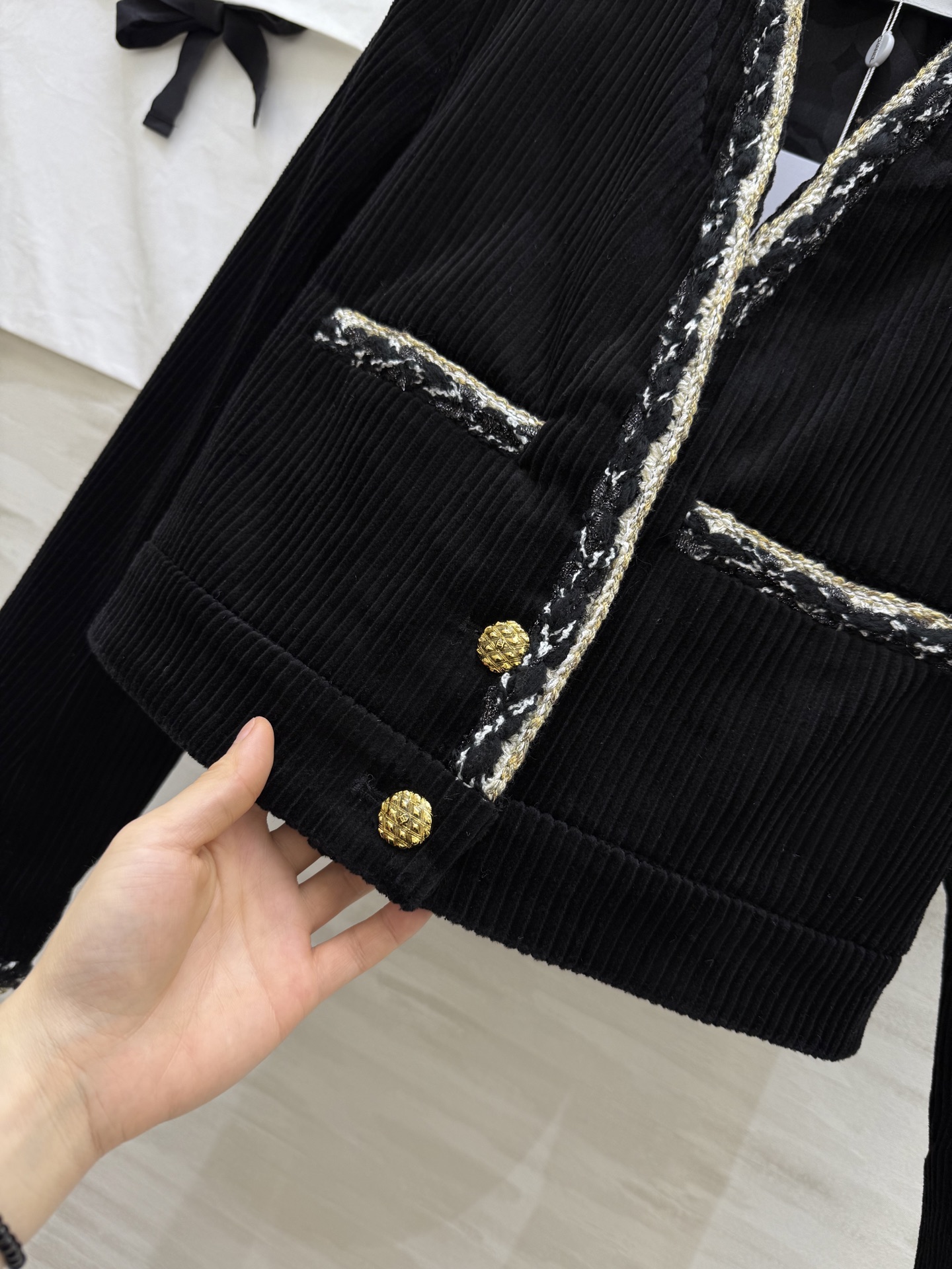 #Chane♡²⁶新款 黑色灯芯绒外套 经典灯芯绒材质柔软有质感 白色编织边点缀 优雅又精致✨ 胸前黑色