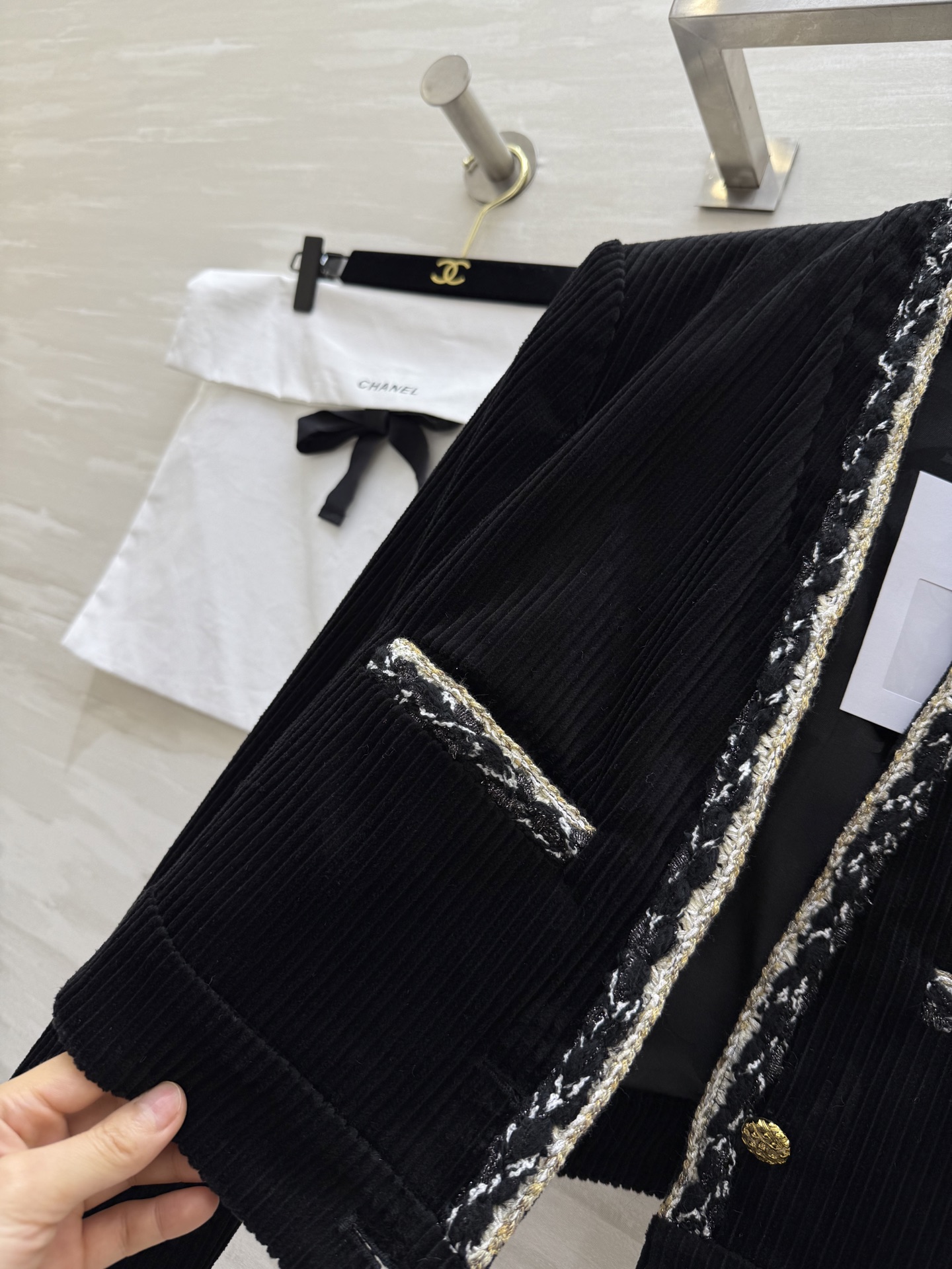 #Chane♡²⁶新款 黑色灯芯绒外套 经典灯芯绒材质柔软有质感 白色编织边点缀 优雅又精致✨ 胸前黑色