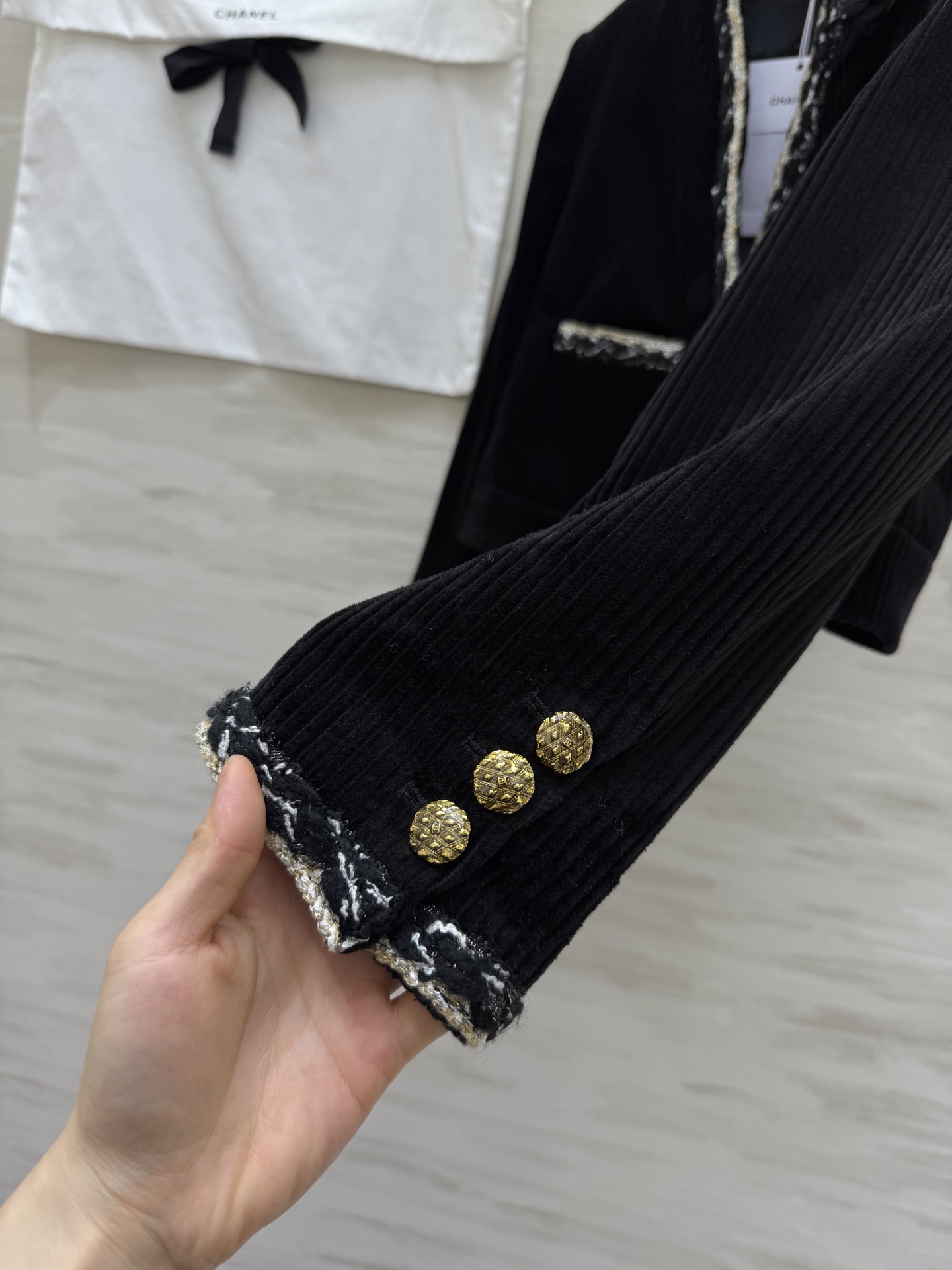 #Chane♡²⁶新款 黑色灯芯绒外套 经典灯芯绒材质柔软有质感 白色编织边点缀 优雅又精致✨ 胸前黑色