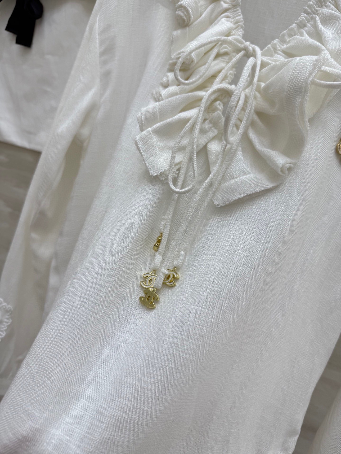 #Chane♡新款 中古系列 棉麻褶皱衬衣 复古繁复风 棉麻材质 手工撕边 极尽立体褶皱 手工系带 荷叶
