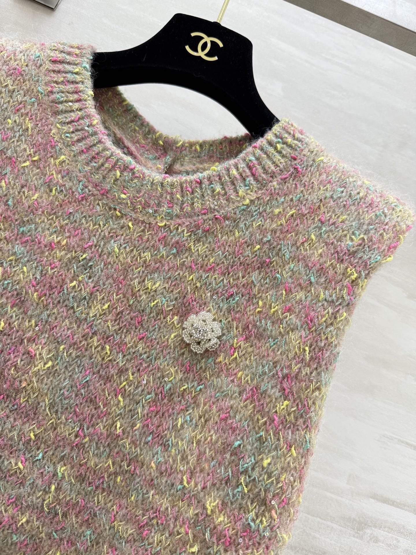 #Chane♡新款 中古系列 马海毛毛绒纱线🧶彩色正反两穿马甲 高品质 配送防尘袋 现货来size：36