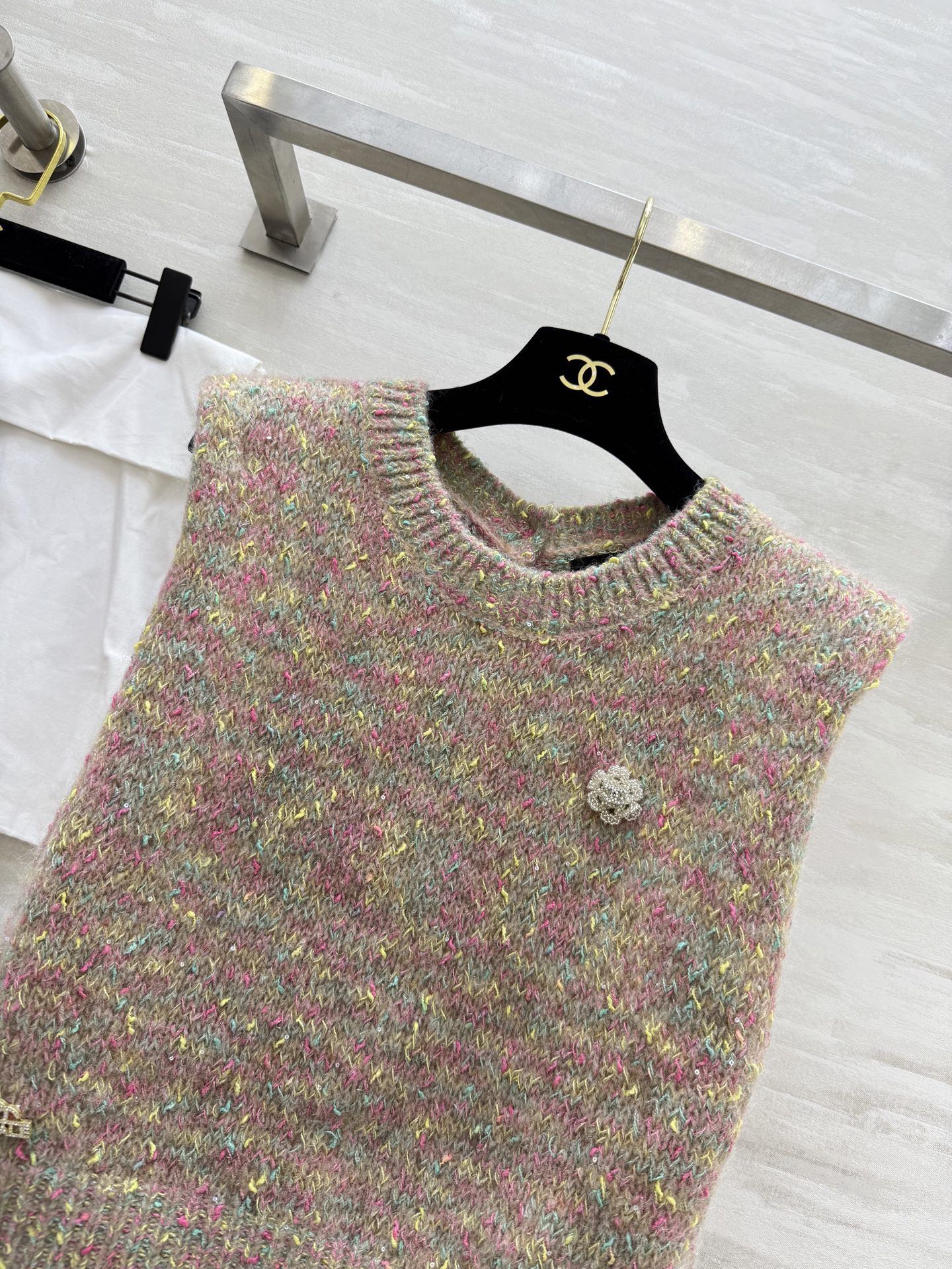 #Chane♡新款 中古系列 马海毛毛绒纱线🧶彩色正反两穿马甲 高品质 配送防尘袋 现货来size：36