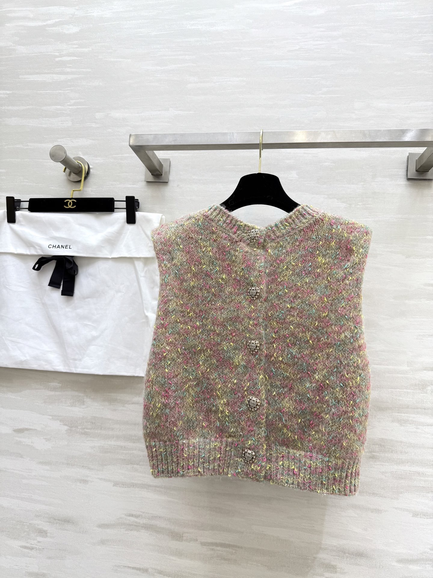 #Chane♡新款 中古系列 马海毛毛绒纱线🧶彩色正反两穿马甲 高品质 配送防尘袋 现货来size：36