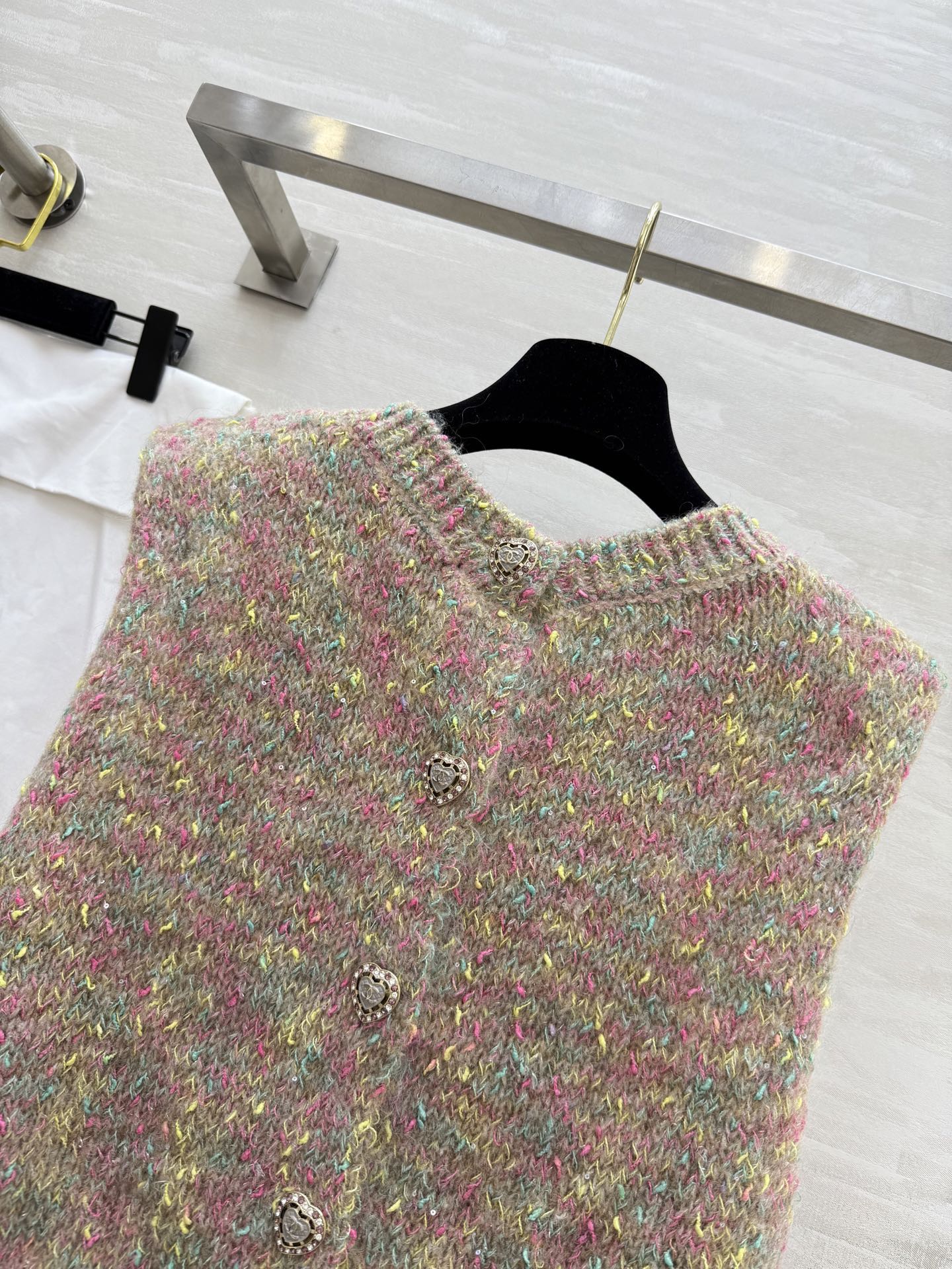 #Chane♡新款 中古系列 马海毛毛绒纱线🧶彩色正反两穿马甲 高品质 配送防尘袋 现货来size：36